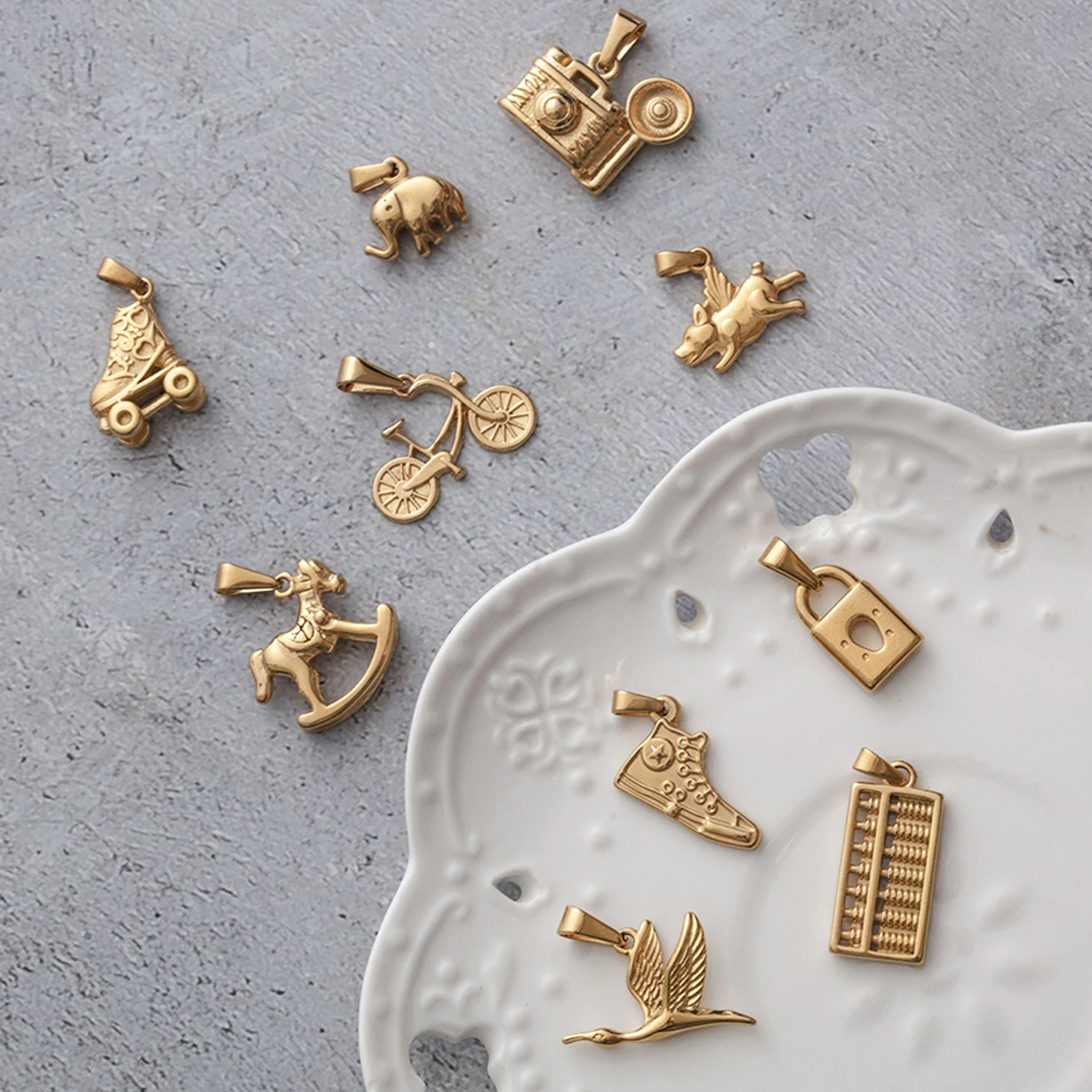 Wholesale Custom Jewelry Animal Elephant Bird Charm 18k Gold Plated Flying Pig Pendant Skating Shoe Pendants For Men Women