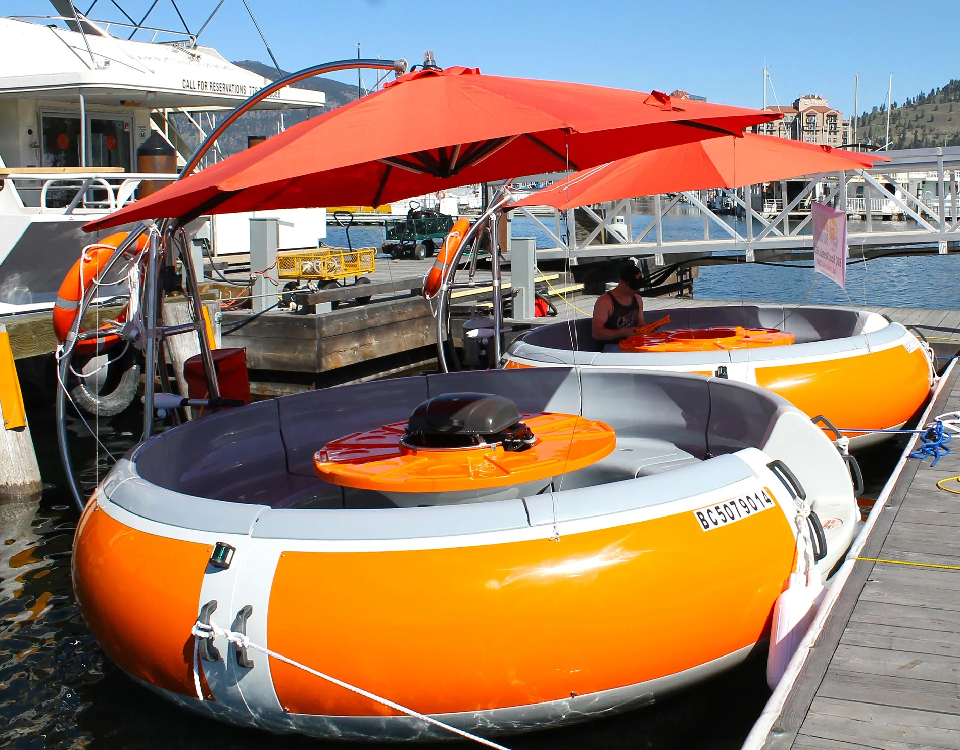China Supplier Hot Selling Donut Water Grill Family Party BBQ Boat