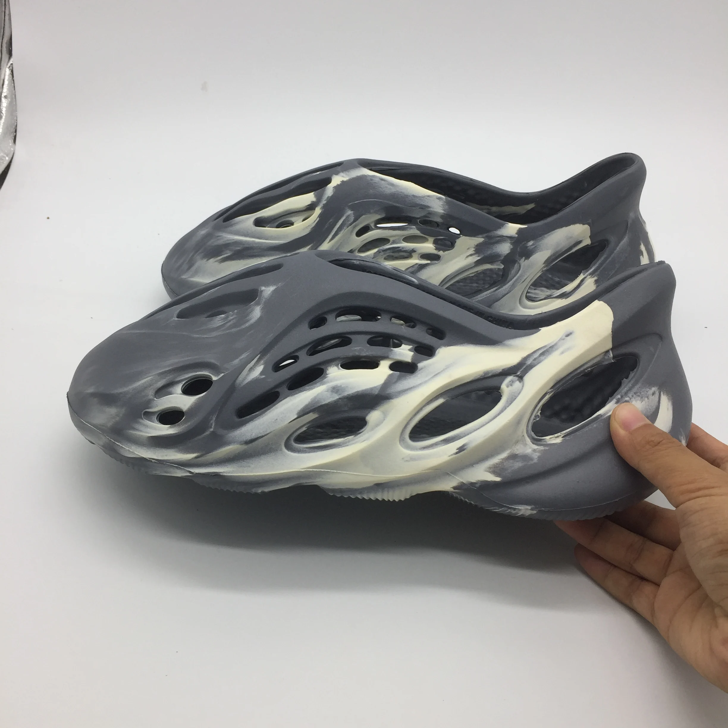 yeezy foam runner moon grey men beach sandals custom printed clog hole shoes yezzy slides zapatillas camo beige gray men yezzys