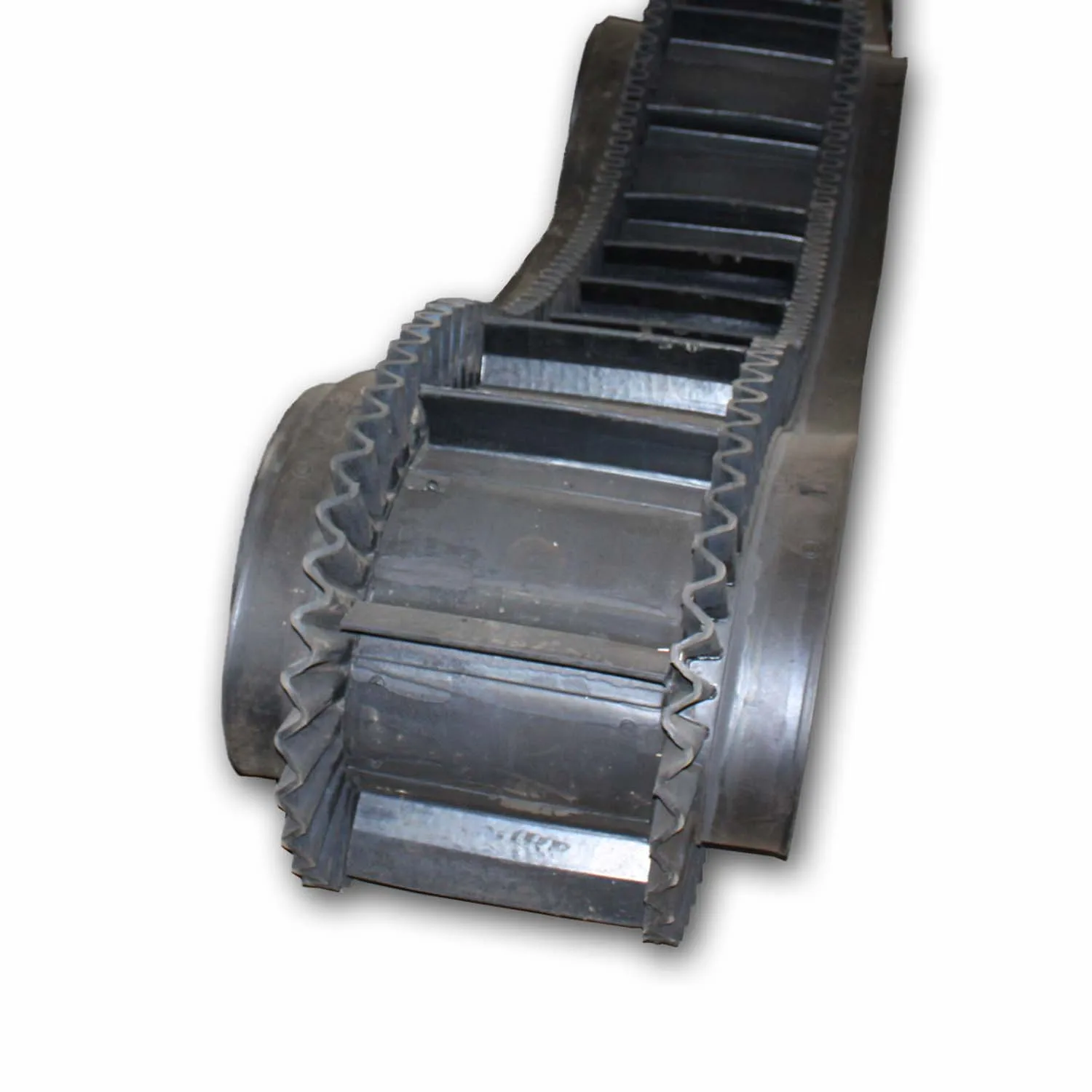 Steep angle corrugated sidewall rubber conveyor belt