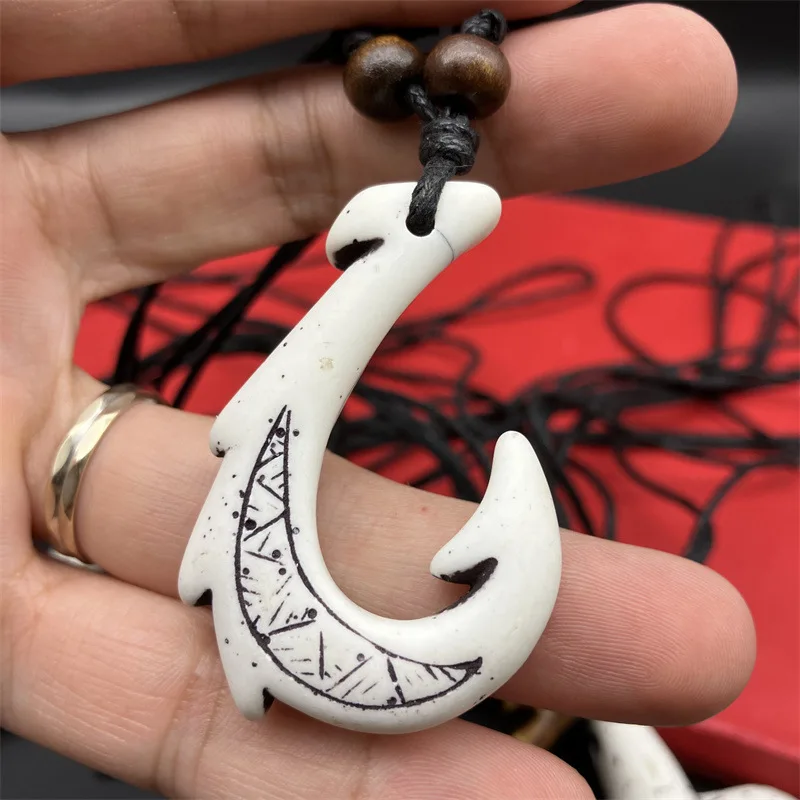 Wholesale New Zealand Maori Tribal Necklace Jewelry Hawaiian Resin Carved Tune Fish Bone Hook Pendant Necklace