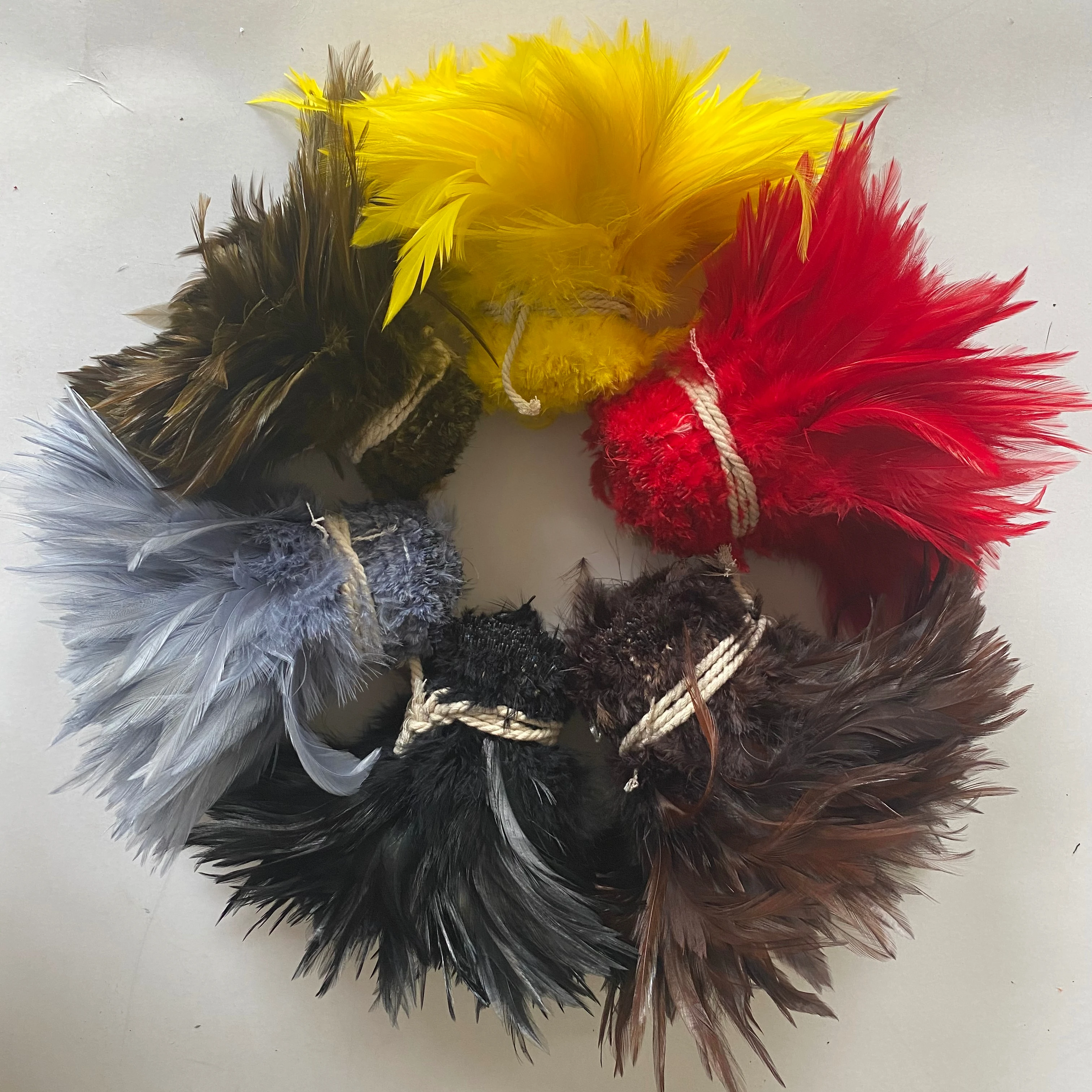 Factory hot sell  4/6inch Dyed White Rooster Saddle Feathers strung for carnival