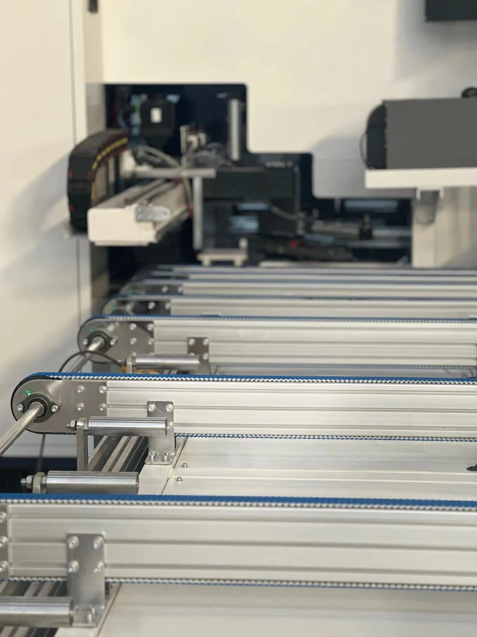 CNC сверлильный и фрезерный обрабатывающий центр для алюминиевого профиля