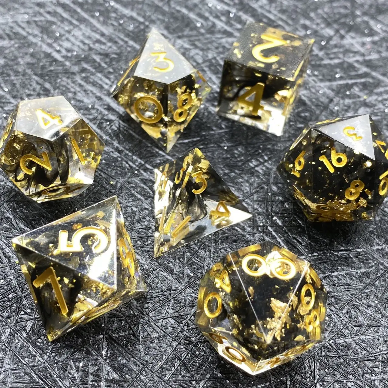 Пользовательские d8 гравированные d20 игральные кости 8 мм острые края горячая Распродажа смолы черный синий жидкий сердечник набор