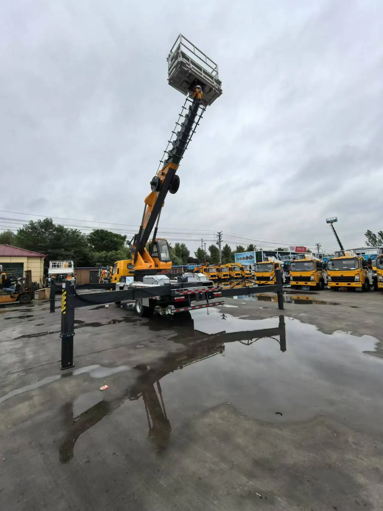 New Fast Delivery High Reach Aerial Work Platform Truck With Hydraulic Boom Lift And Mobile Crane For Construction Use
