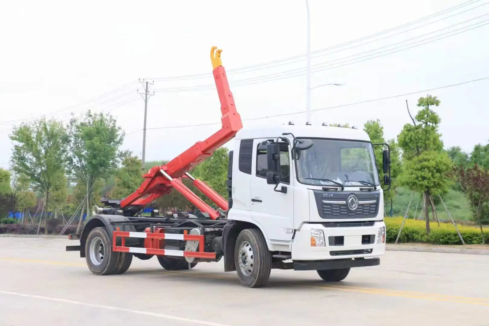 Dongfeng 5ton 8ton 10ton small Hooklifting Garbage Trucks, Roll off Truck price