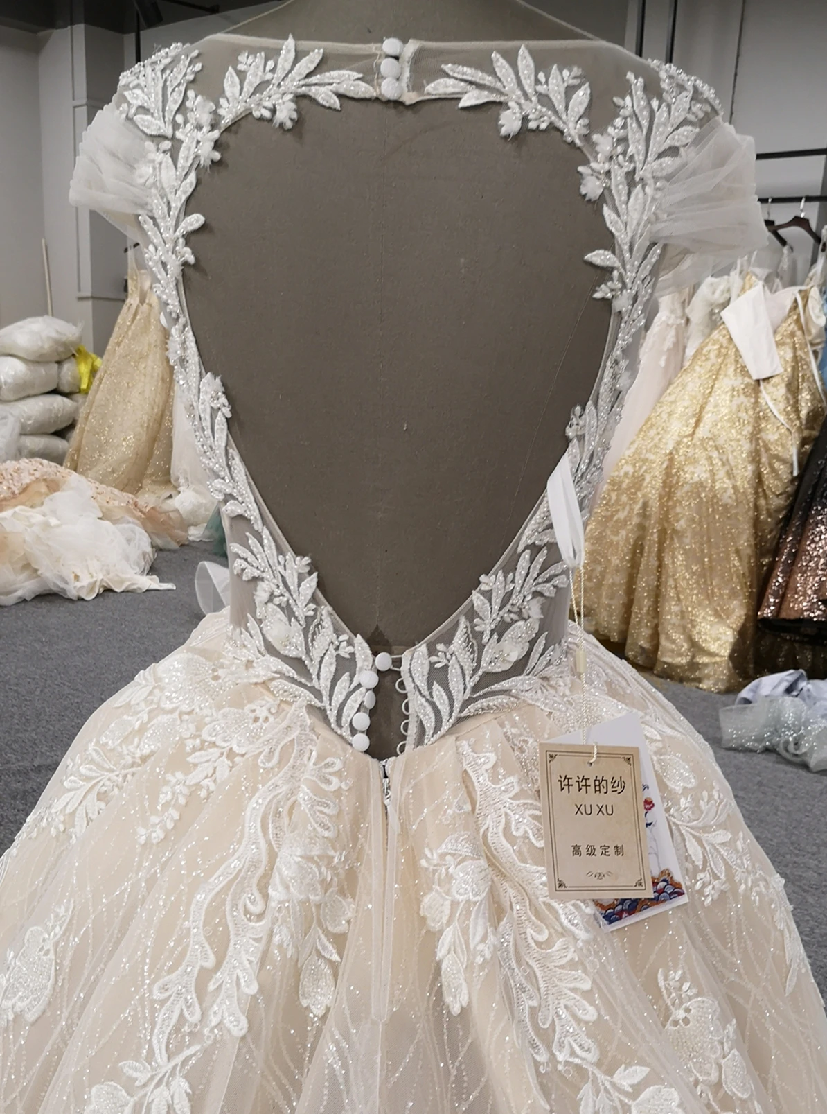 Latest deep v-neck design bridal gown with special natural pattern wedding dress