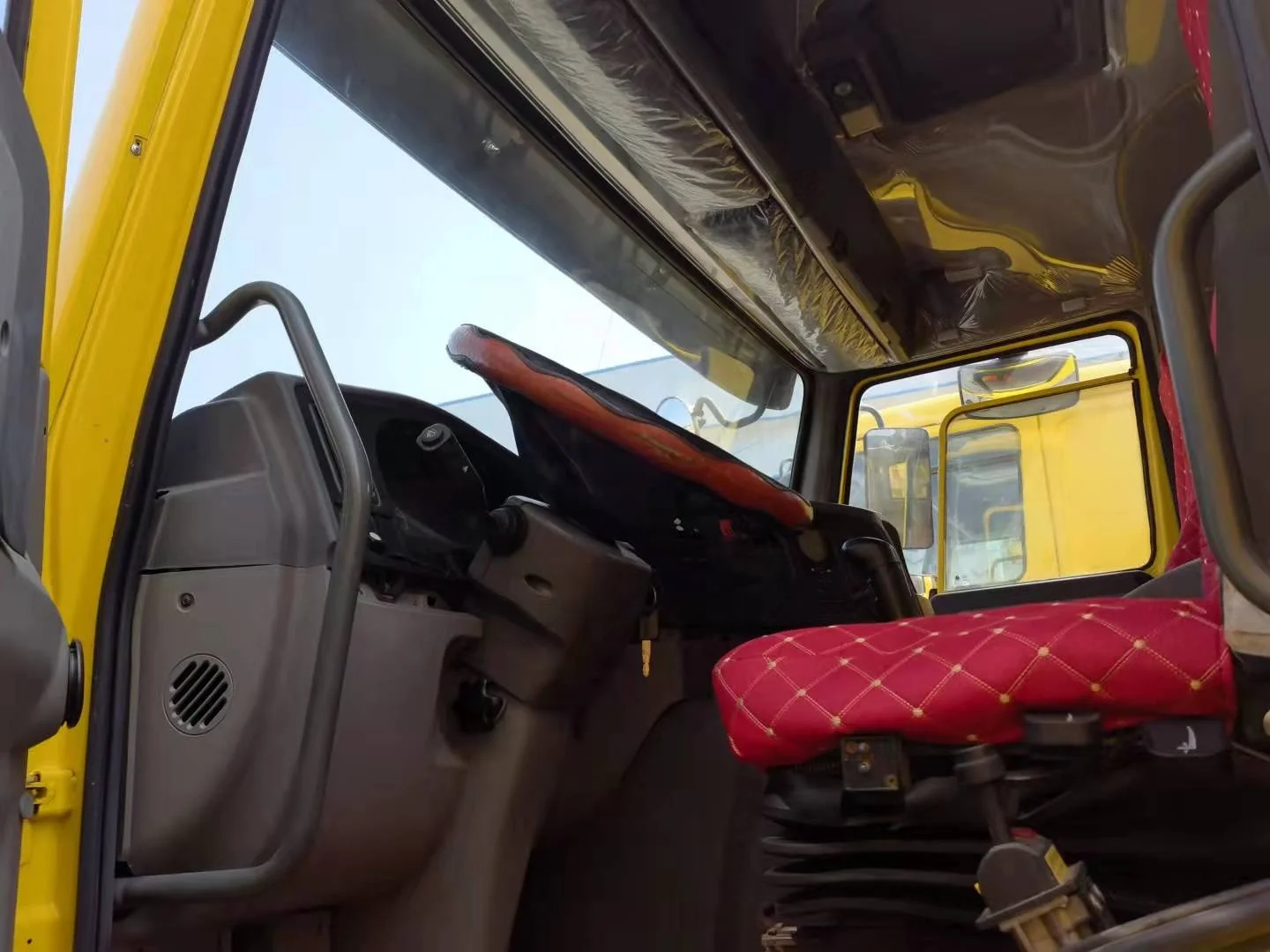 Used sino truck howo 4x2 dump 335 mini
