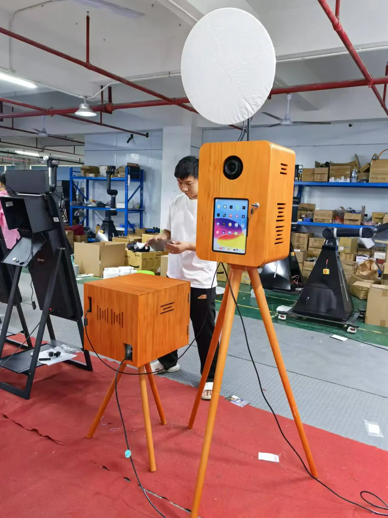 Hot selling double-sided iPad, SLR camera photo booth practical retro wooden photo booth
