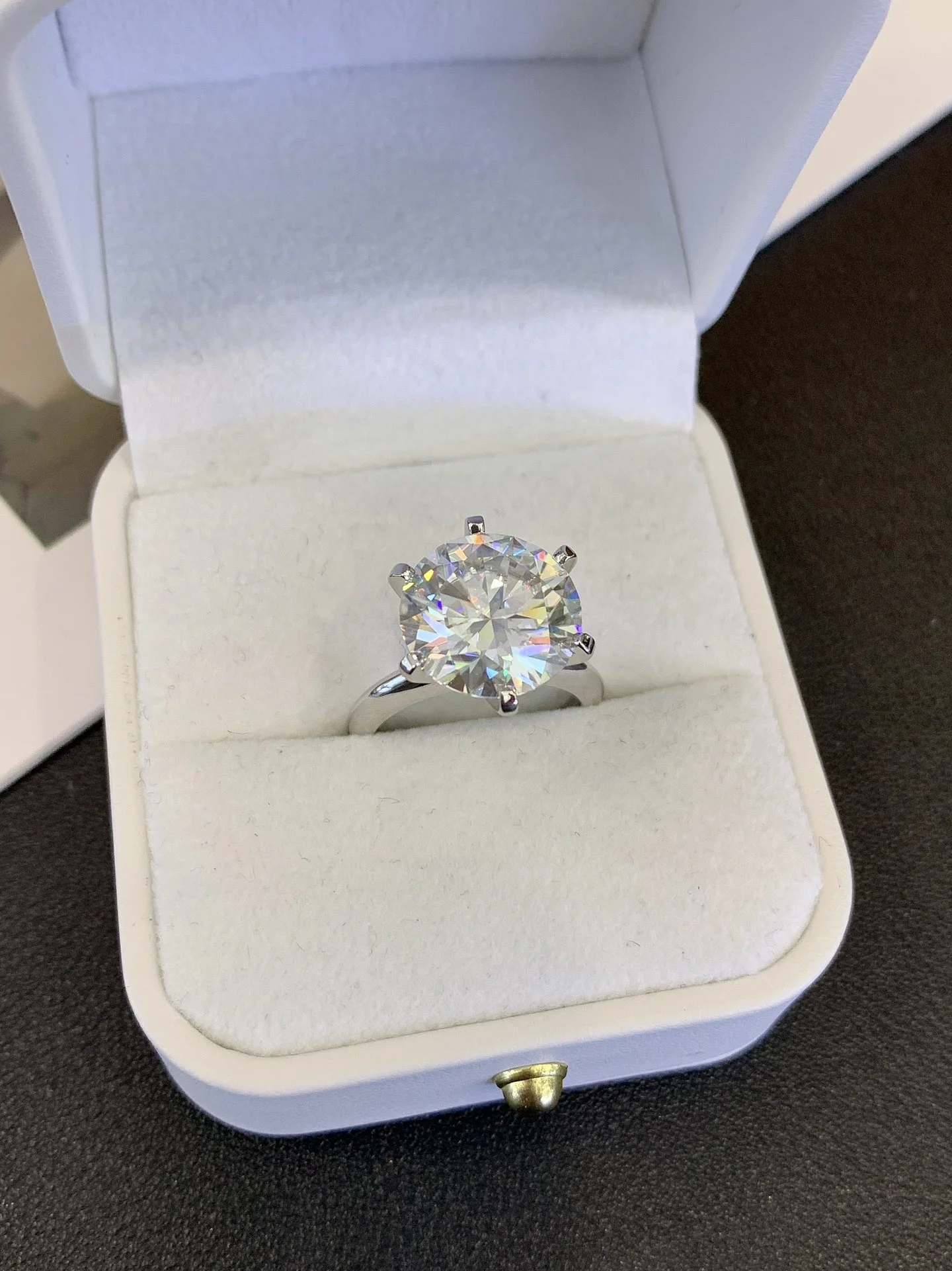 Custom 9K/14K/18K Fine Jewelry Moissanite Diamond Ring 18K White Round Brilliant Cut Solitaire Ring Six-Prong Engagement Ring