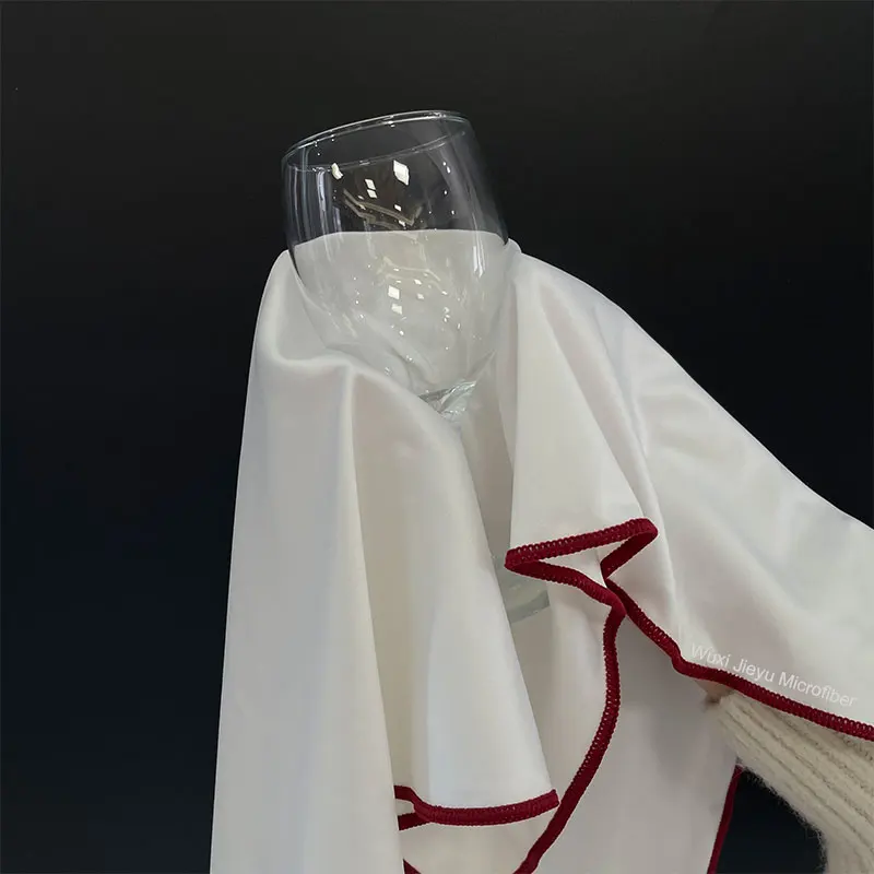 Недорогая салфетка из микрофибры для чистки бокалов