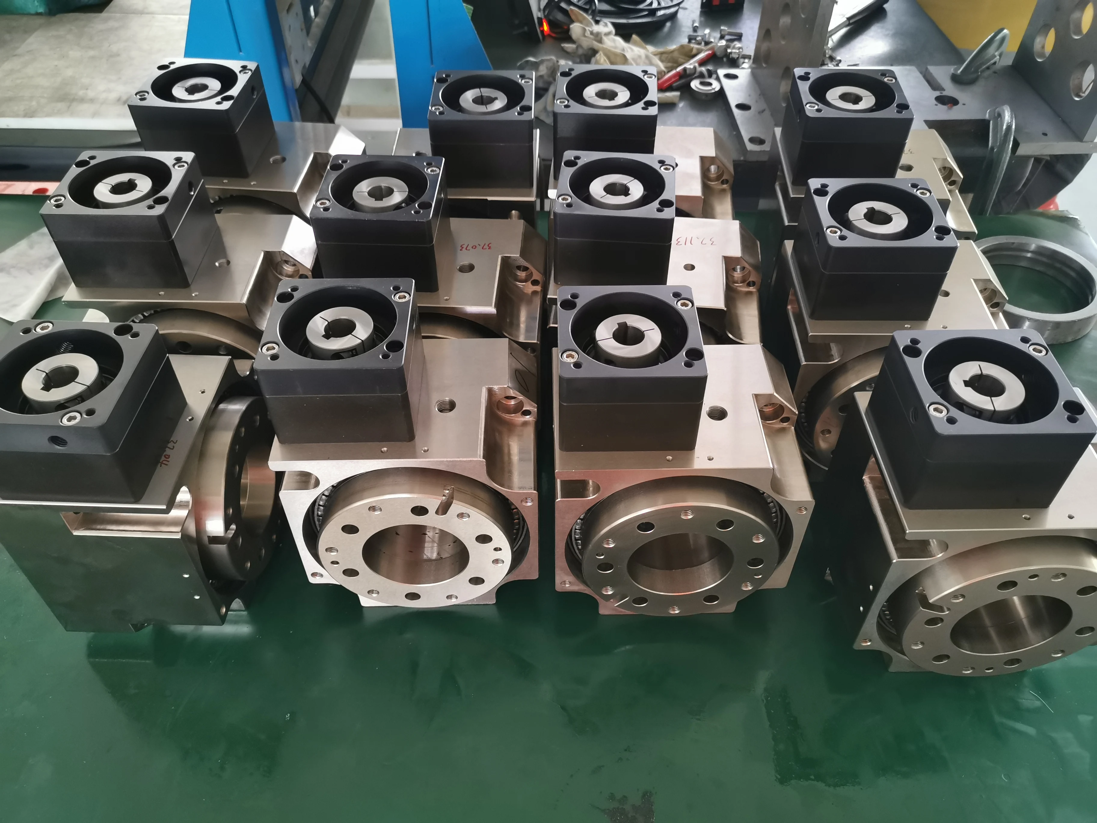 200mm Hollow Shaft hypoid gearbox High Load High Rigidity Servo Motor Hollow Rotary Stage