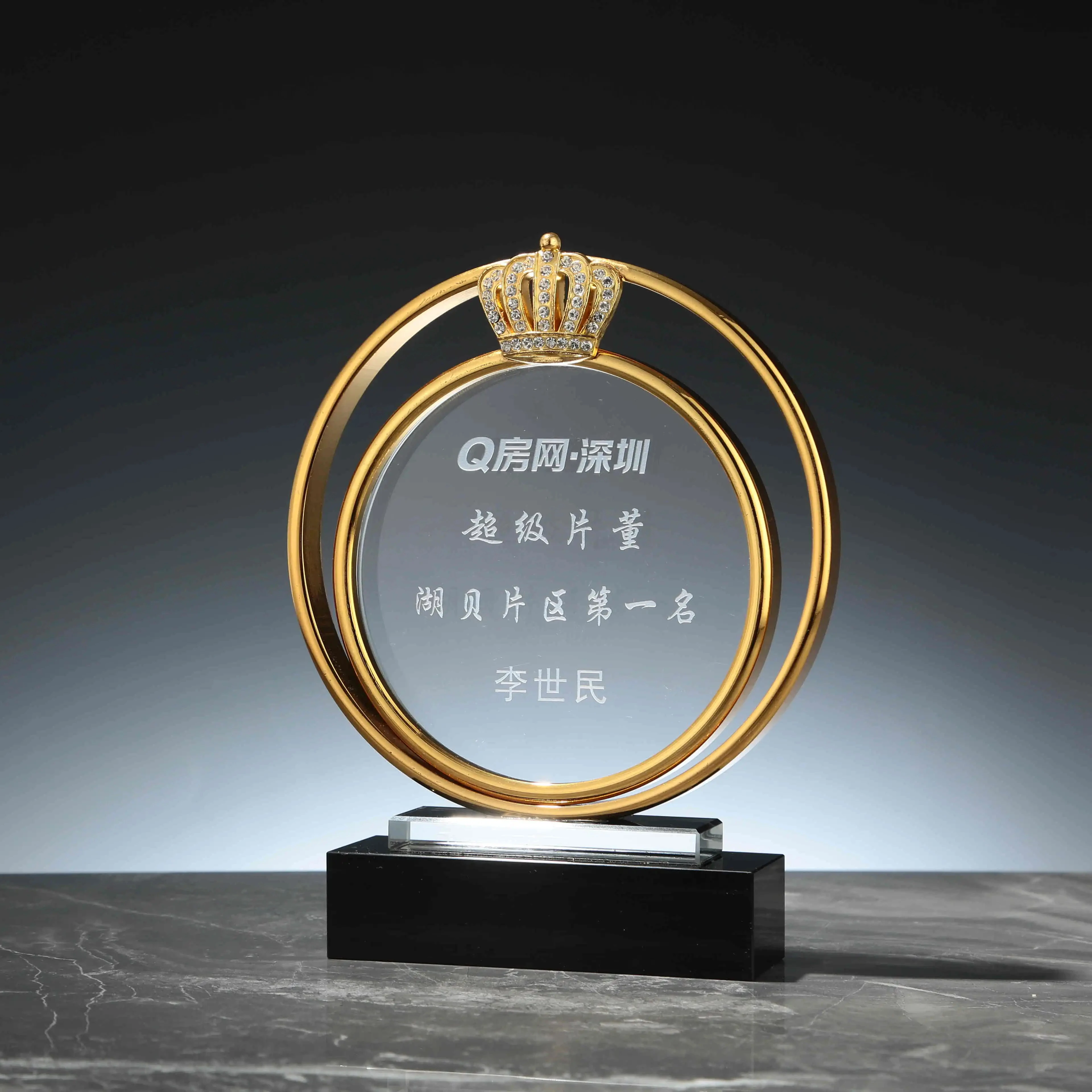 Стеклянный трофей круглой формы с внешним кольцом