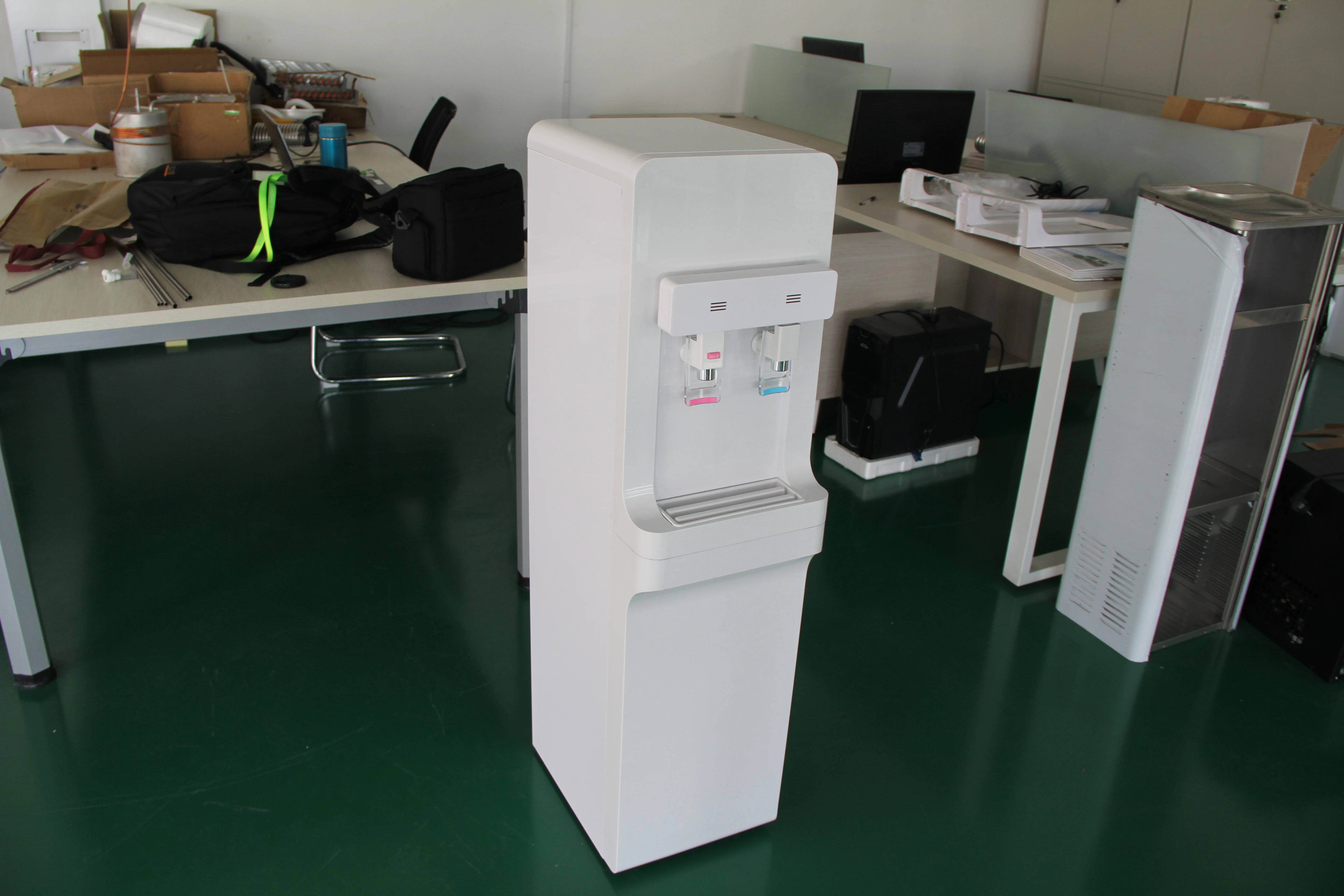 Vertical standing hot and cold Water Cooler water dispenser