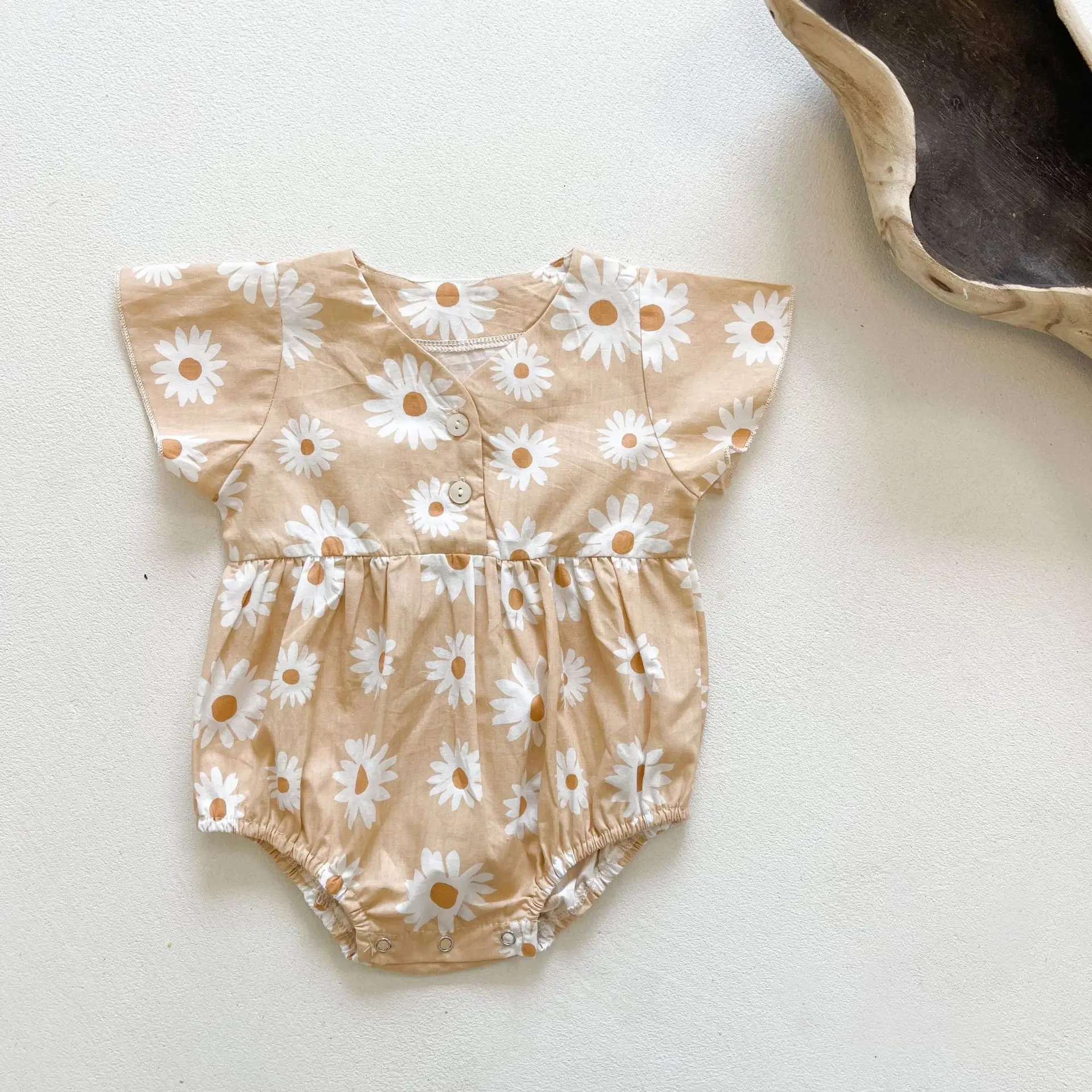 Baby summer clothes baby rompers short-sleeved bag fart clothes Korean version of the small daisy girl baby onesie go out romper