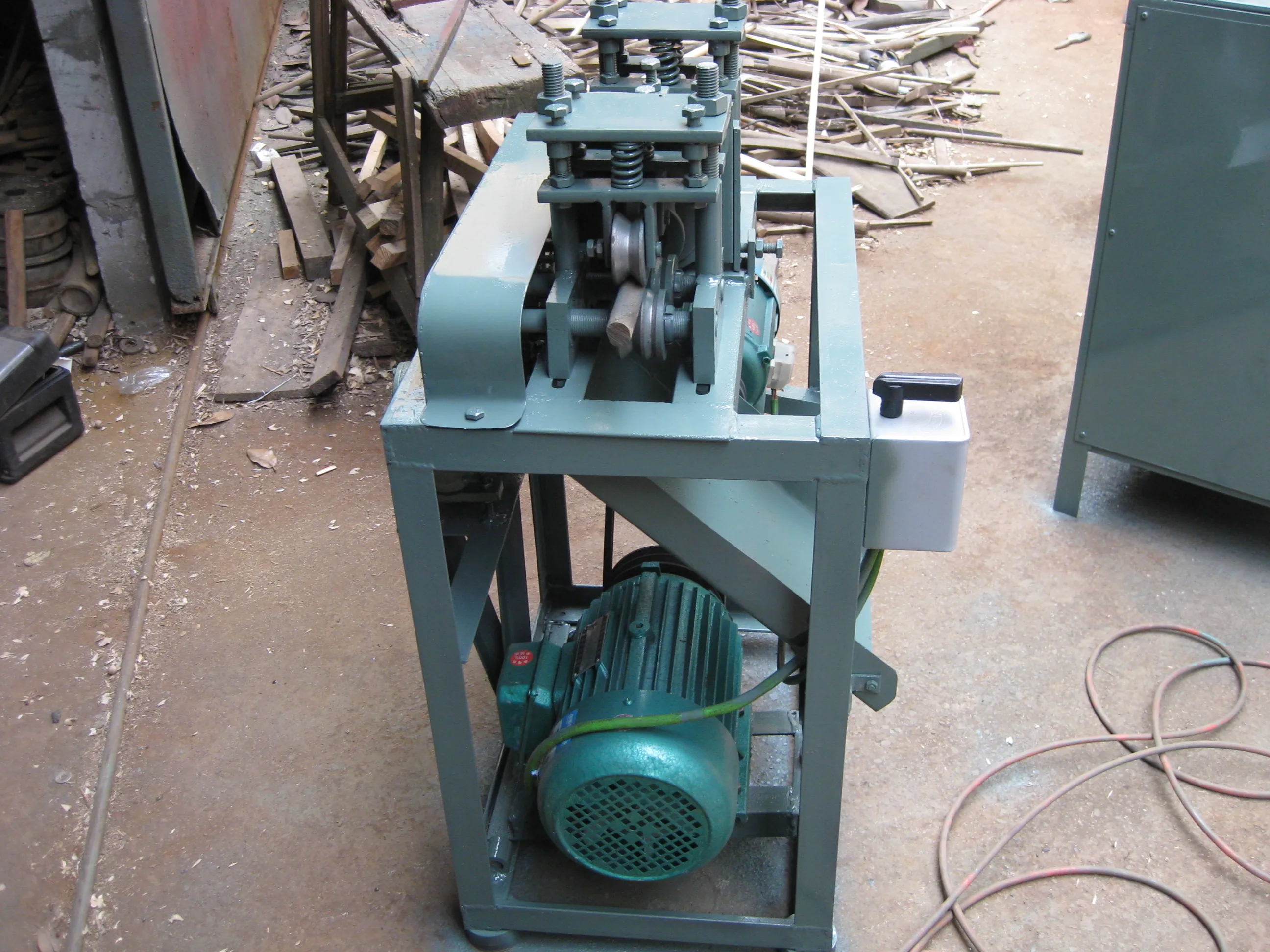 Полностью автоматическая машина для изготовления деревянных ручек с круглой