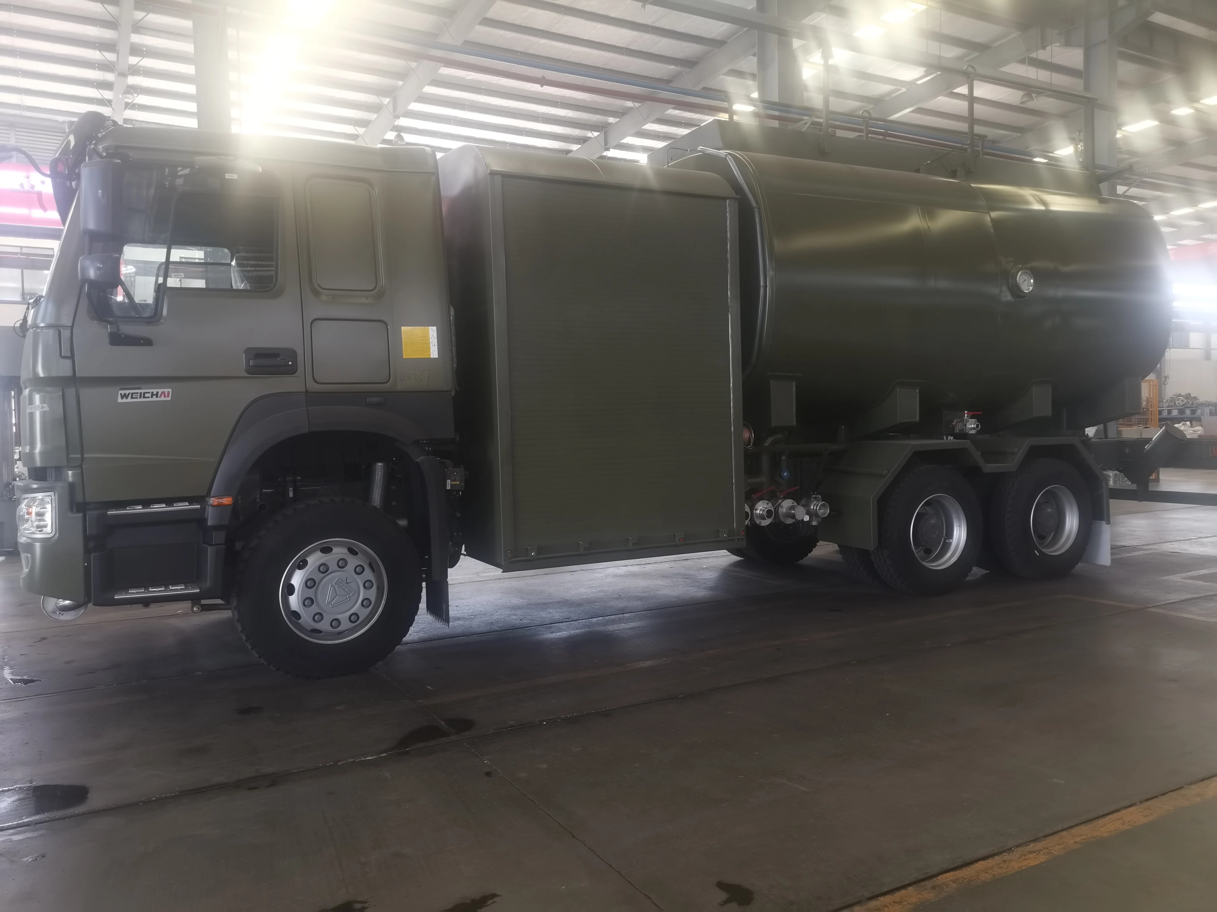 Sinotruk 6x4 Euro II грузовик для заправки самолетов 18 куб. М грузоподъемность 16 т 400 ПС дизельный двигатель механическая коробка передач новинка