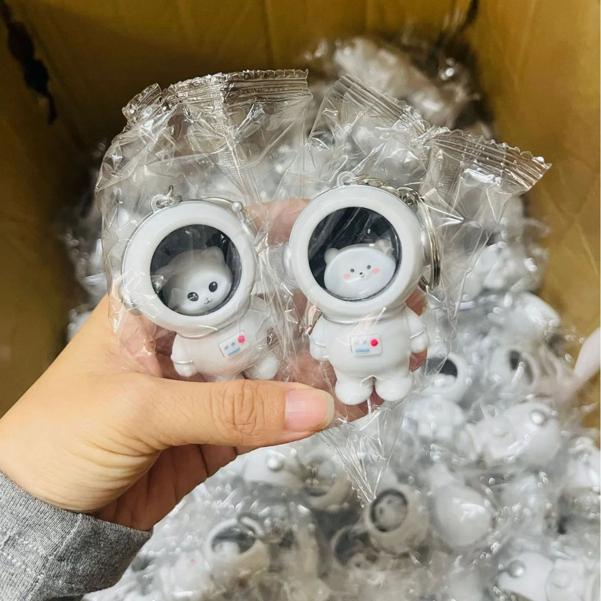 Creative Couple Glowing Pendant Small Gifts Wholesale Decoration Plastic Starry Sky Night Light Astronaut Keychain