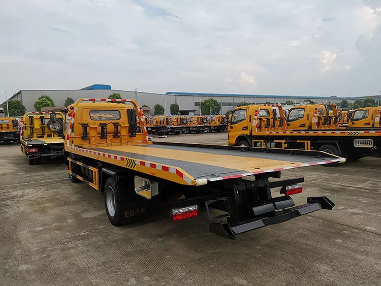 Dongfeng 4x2 six wheeler single row 2 doors 4400mm A/C left drive type diesel 165hp small road street wrecker truck