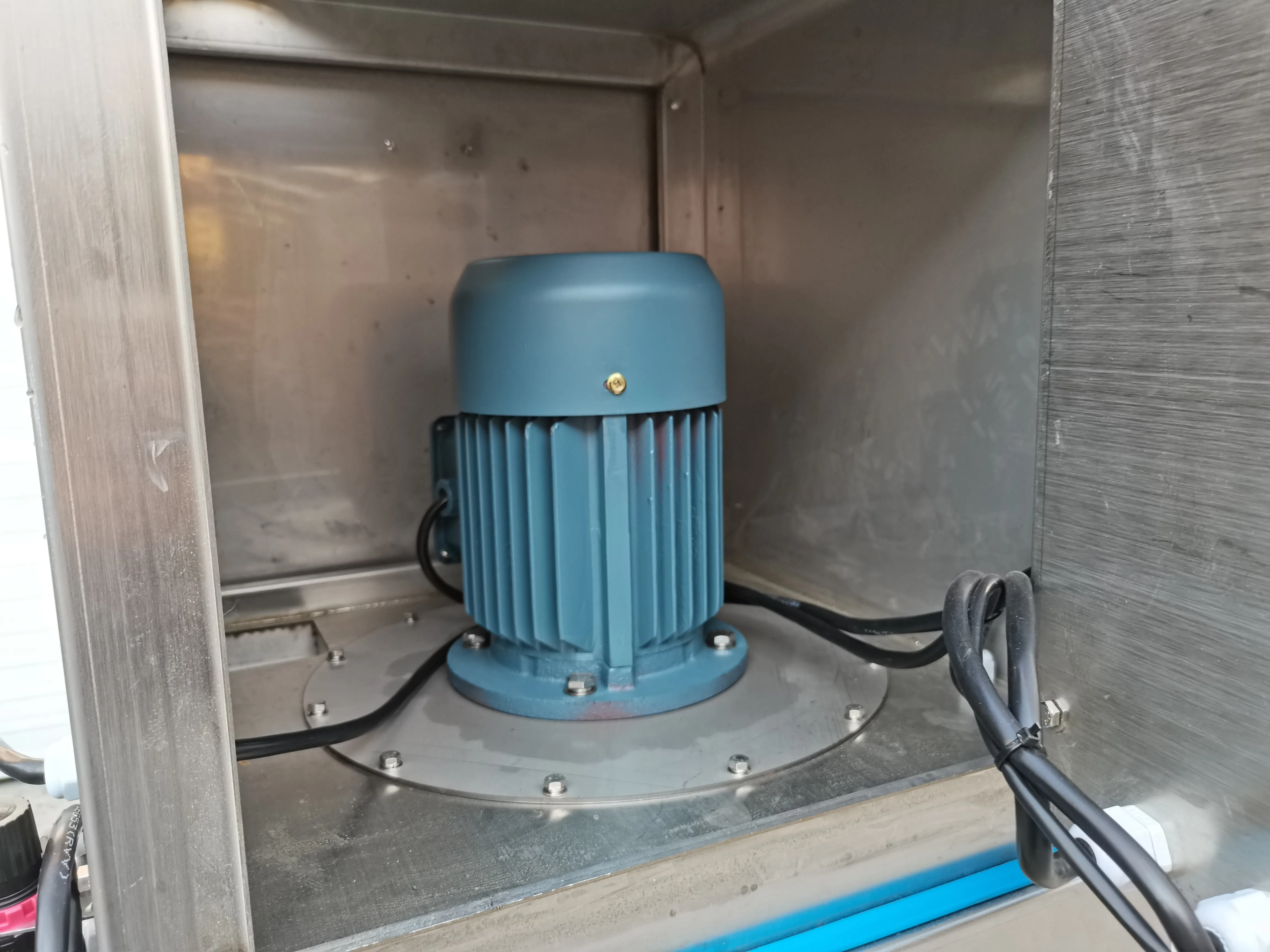 Stainless steel mobile dust collector for food industry