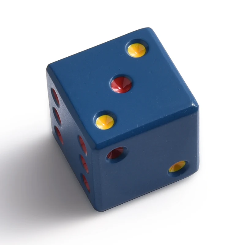 Игровые кубики из металлического кубика