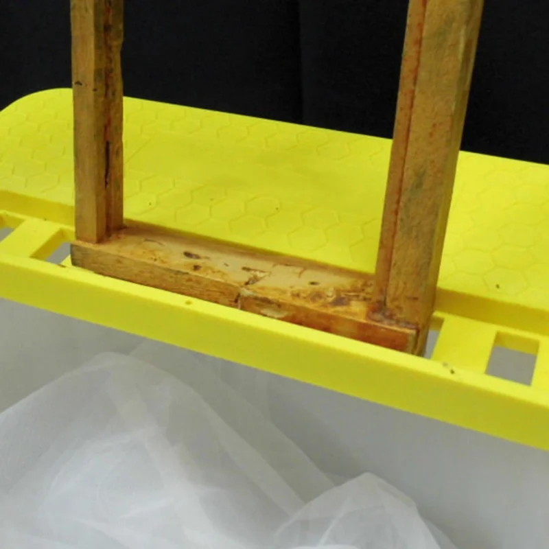 Plastic Beehive Scraper Bee Honey Cutting Capper Holder Beekeeping Tool Bee Extractor Tool For Beekeepers