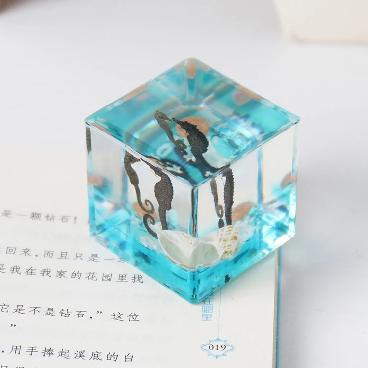 Fantasy Theme Cube Seahorse Collectible Art Resin Sea horse Paperweight Crystal Figurine for Christmas Gifts and Desk Artifacts