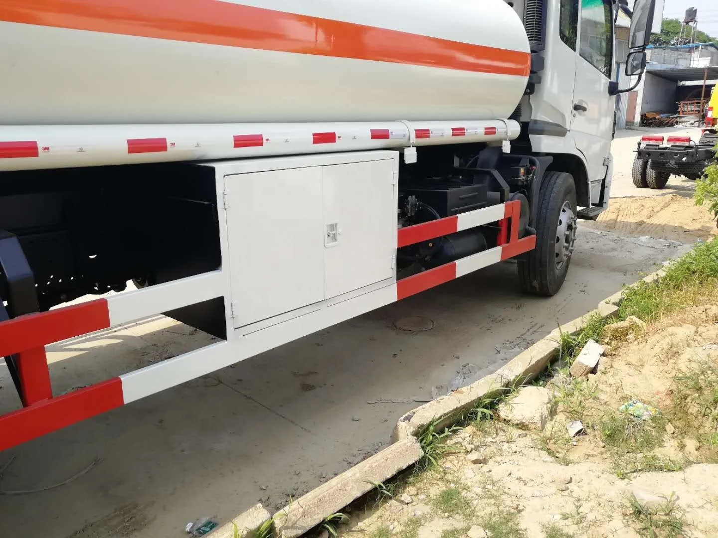Dongfeng 4x2 8000 Liters 15000 Liters Brand New Oil Fuel Tanker Truck for Sale