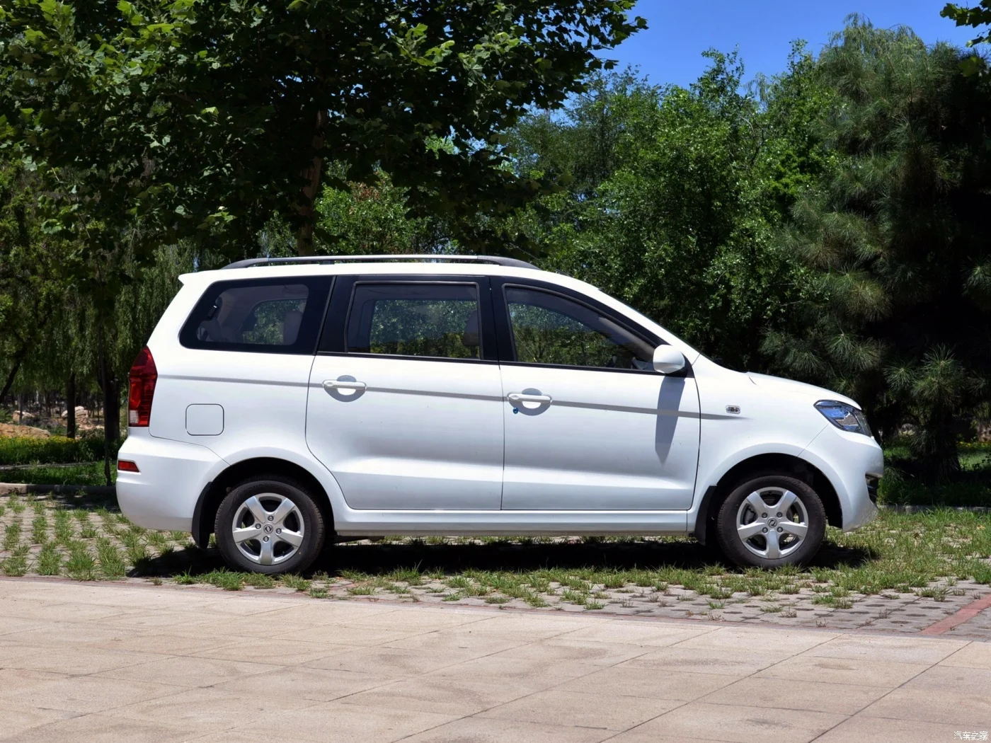 Популярные 8 мест MPV Субару Outback с 1.5L бензиновый двигатель 195/60R15 из алюминиевого сплава пластинчатой пружиной и задний привод