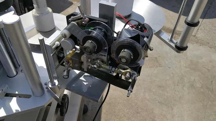 flat bed label die cutting machine woven label cut and fold machine label application machine for pre rolls