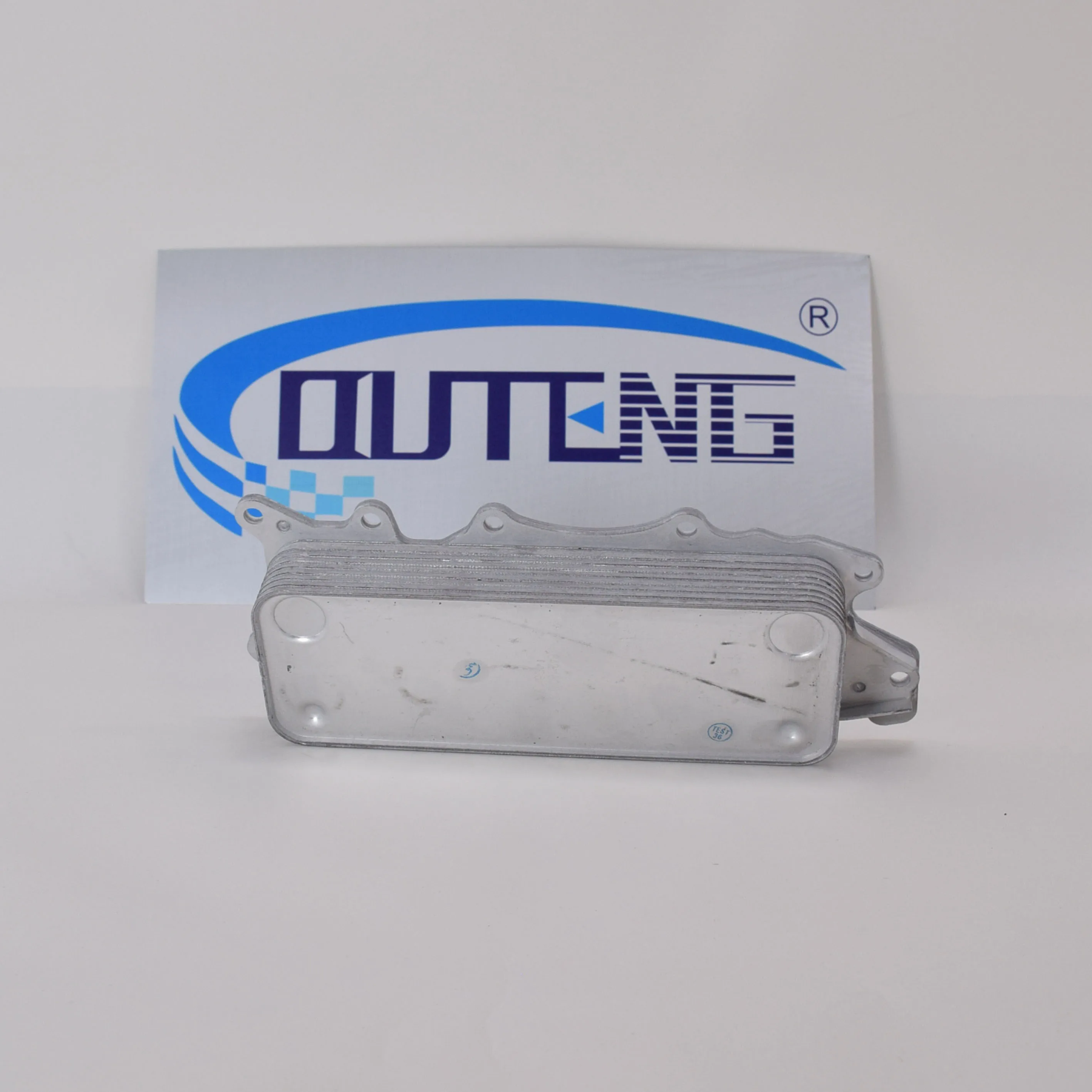 Good quality Auto Parts Engine Oil Cooler for Mercedes Benz X164 X166 X204 W164 M624 6421800165