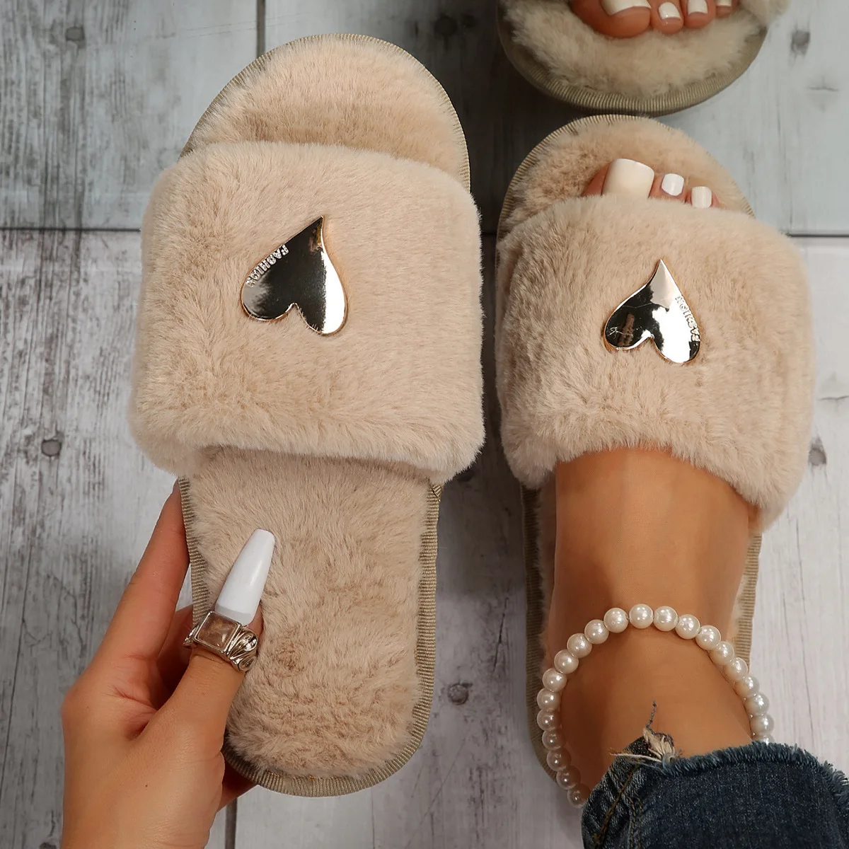 Wholesale 2024 new design Heart shaped decoration Artificial rabbit fur slippers warm soft fluffy plush indoor home slippers