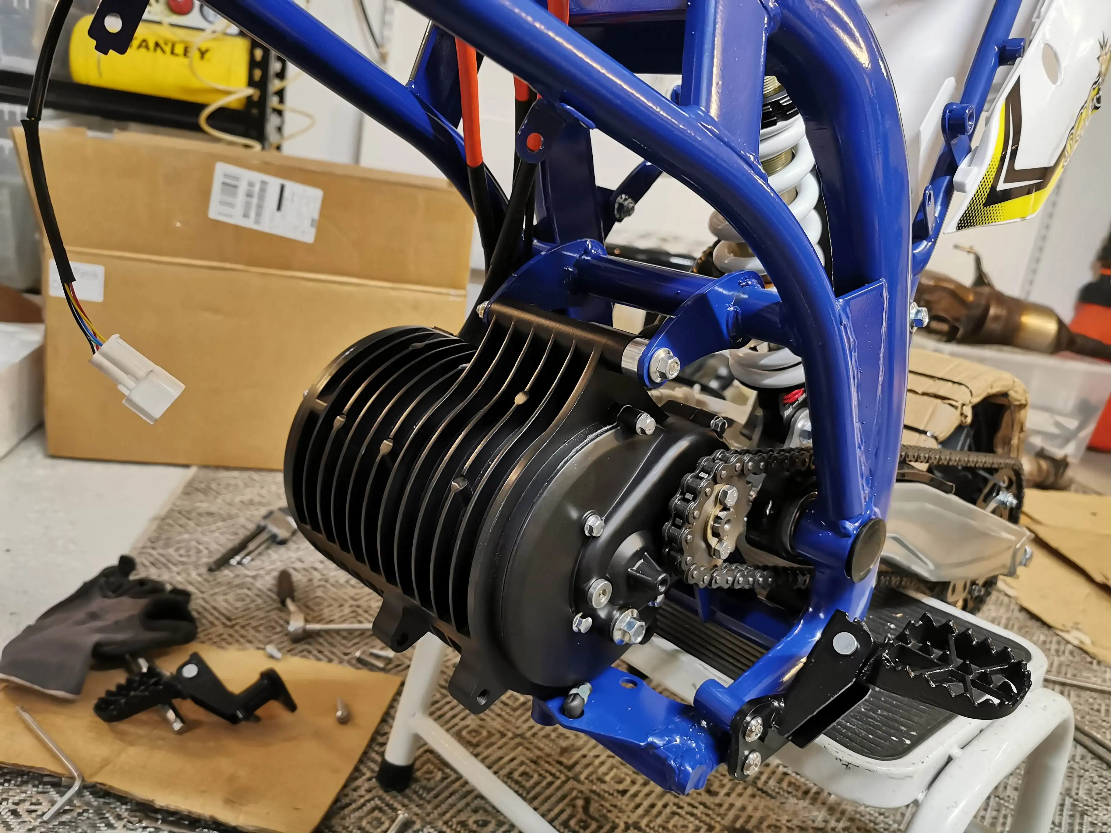 QS MOTOR 138 3000W Mid Drive Motor V3 70H 5500W Max Continuous 72V 100KPH With Gearbox used for electric light motorcycle