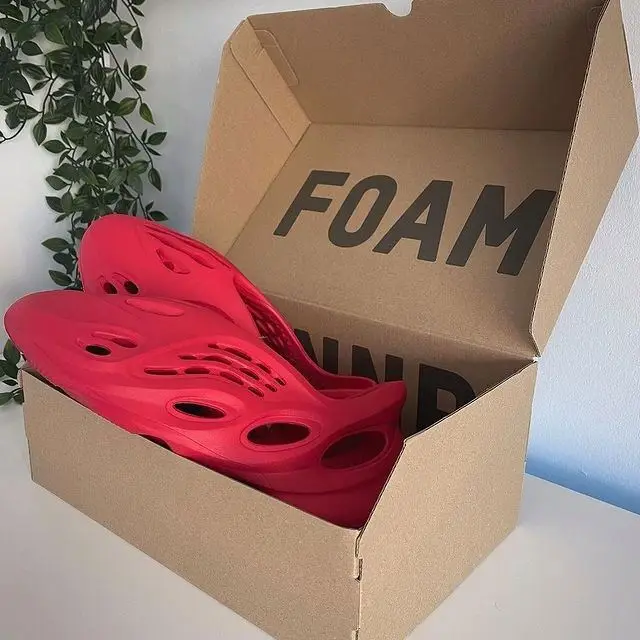 amazon top seller Yeezy High Quality Hot Sale Foam Runner Shoes Original Yeezy Slip On Slides