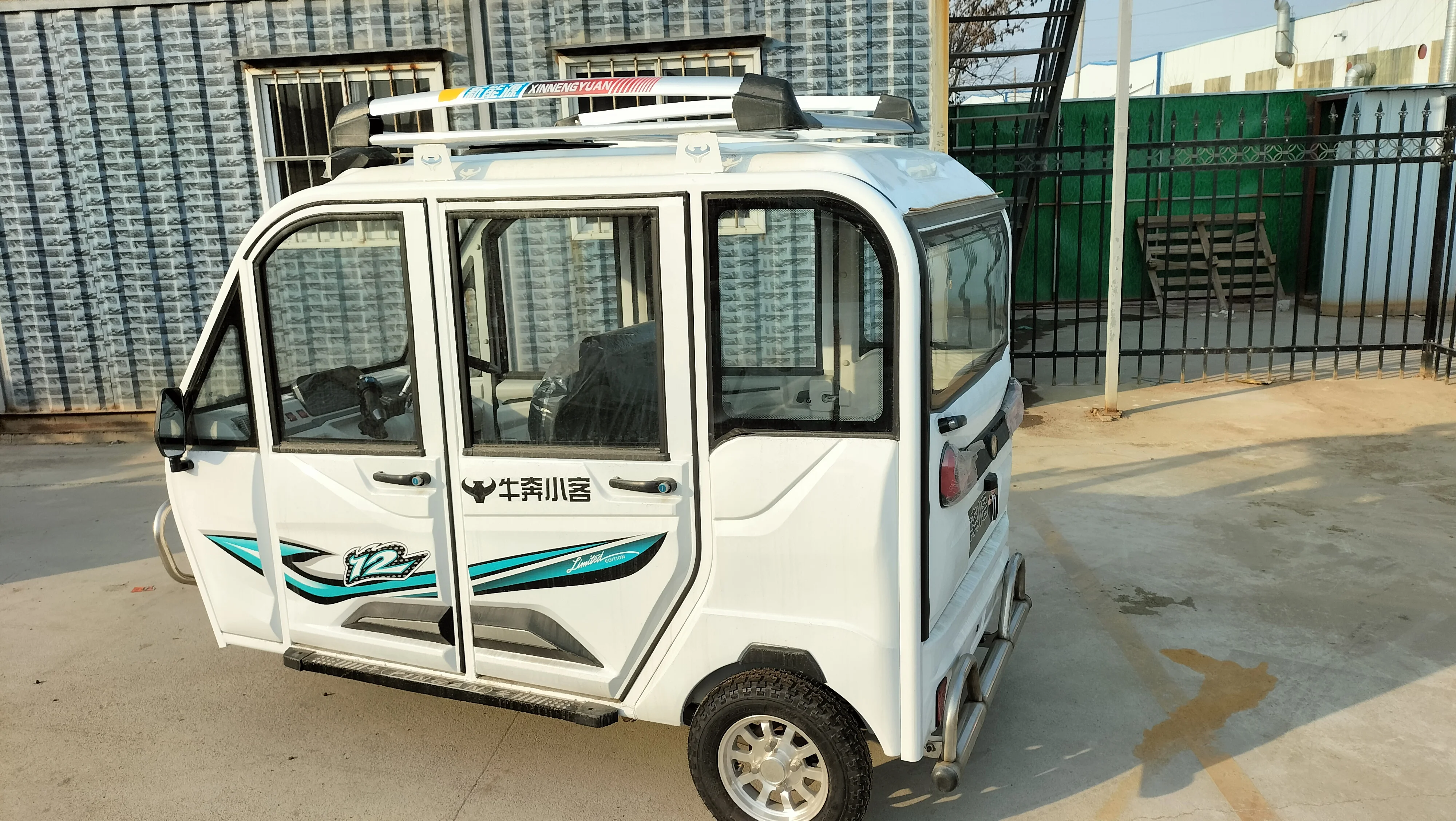 Hot sale of cheap enclosed adult three-wheeled goods electric three-wheeled motorcycles passenger tricycles