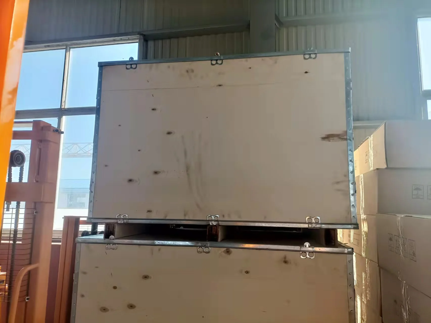 Outdoor rough terrain pallet truck for building site