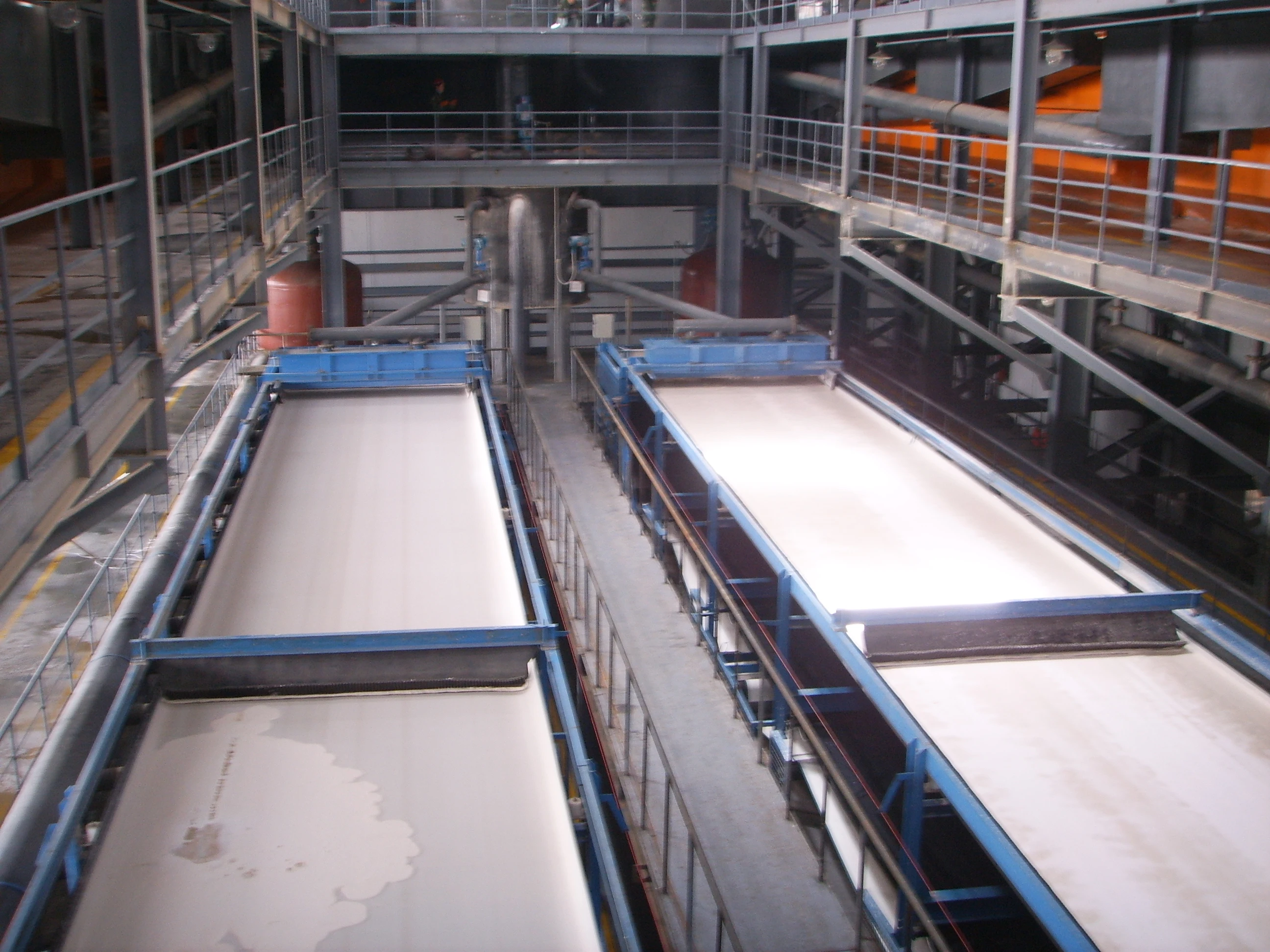 Horizontal rubber belt vacuum filter for potassium salts