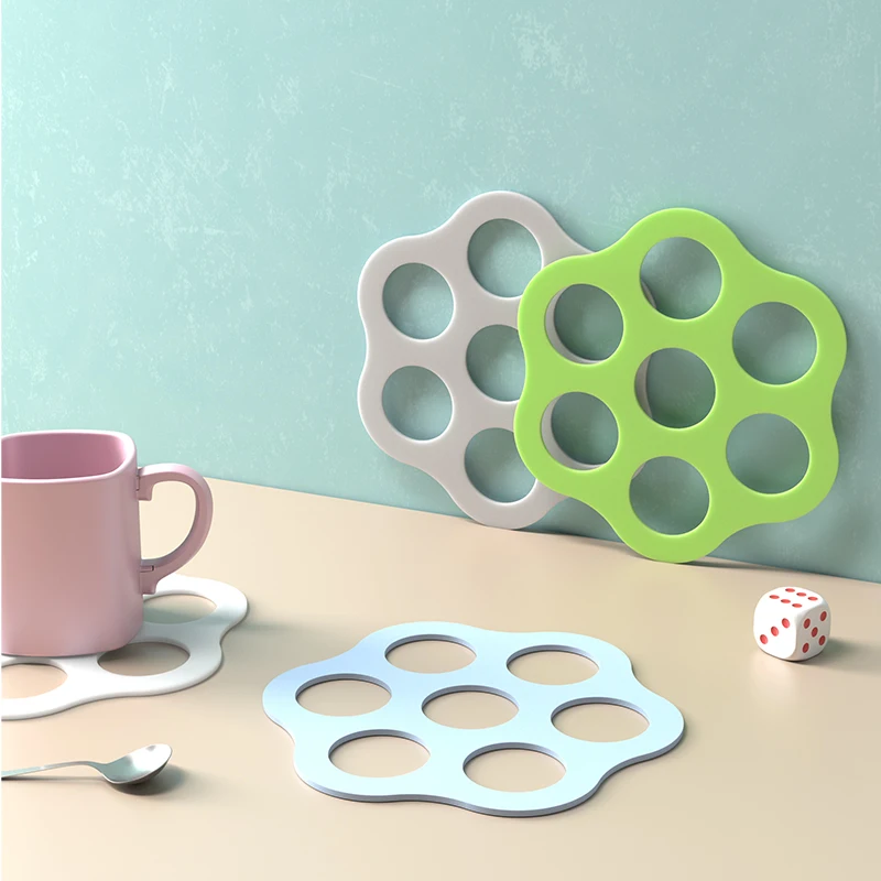 Household kitchen food-grade silicone insulation pads can withstand high temperatures of 300 degrees Celsius