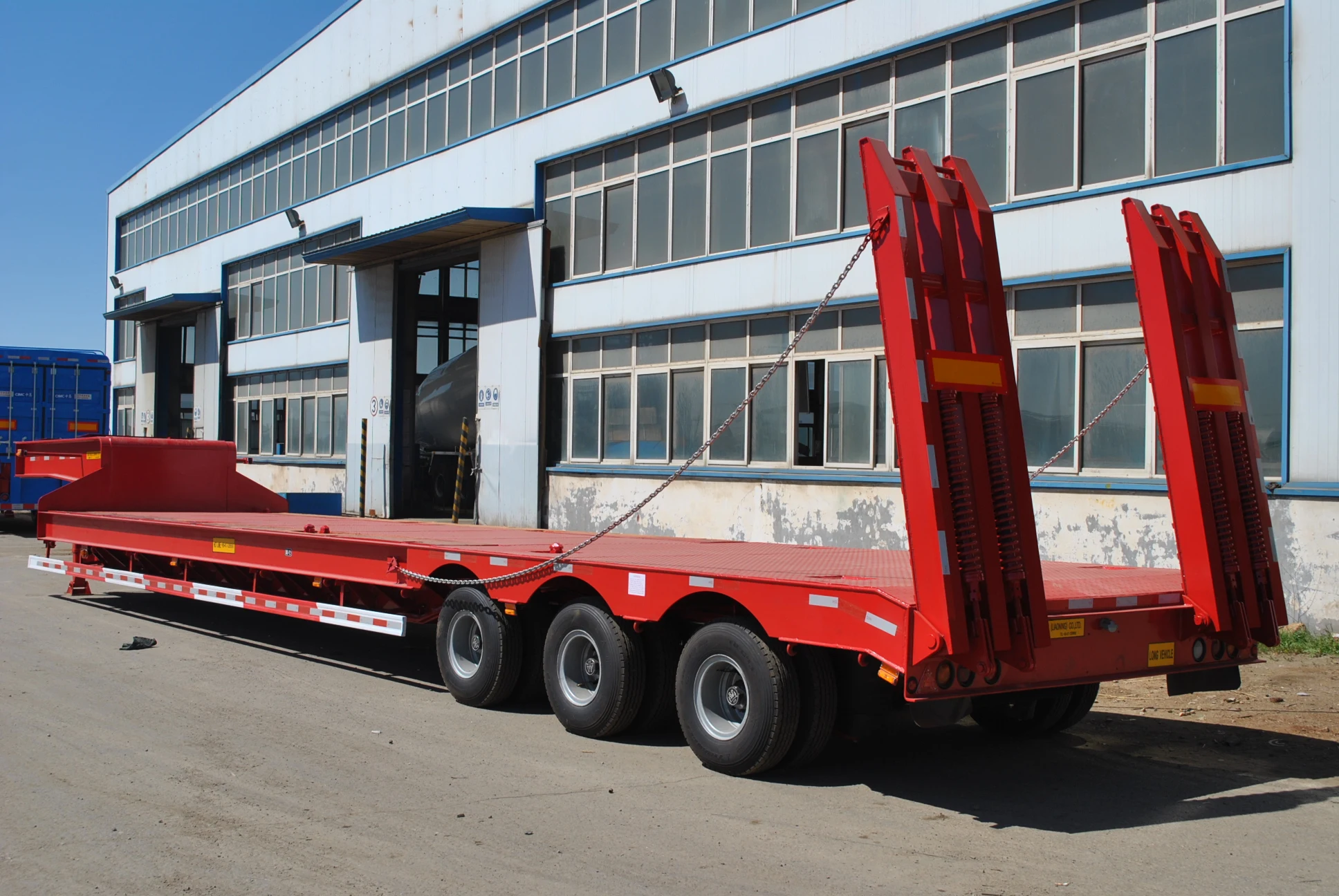 High Quality Truck with Large Load Capacity Low Plate Semi-trailer with Boards on Both Sides