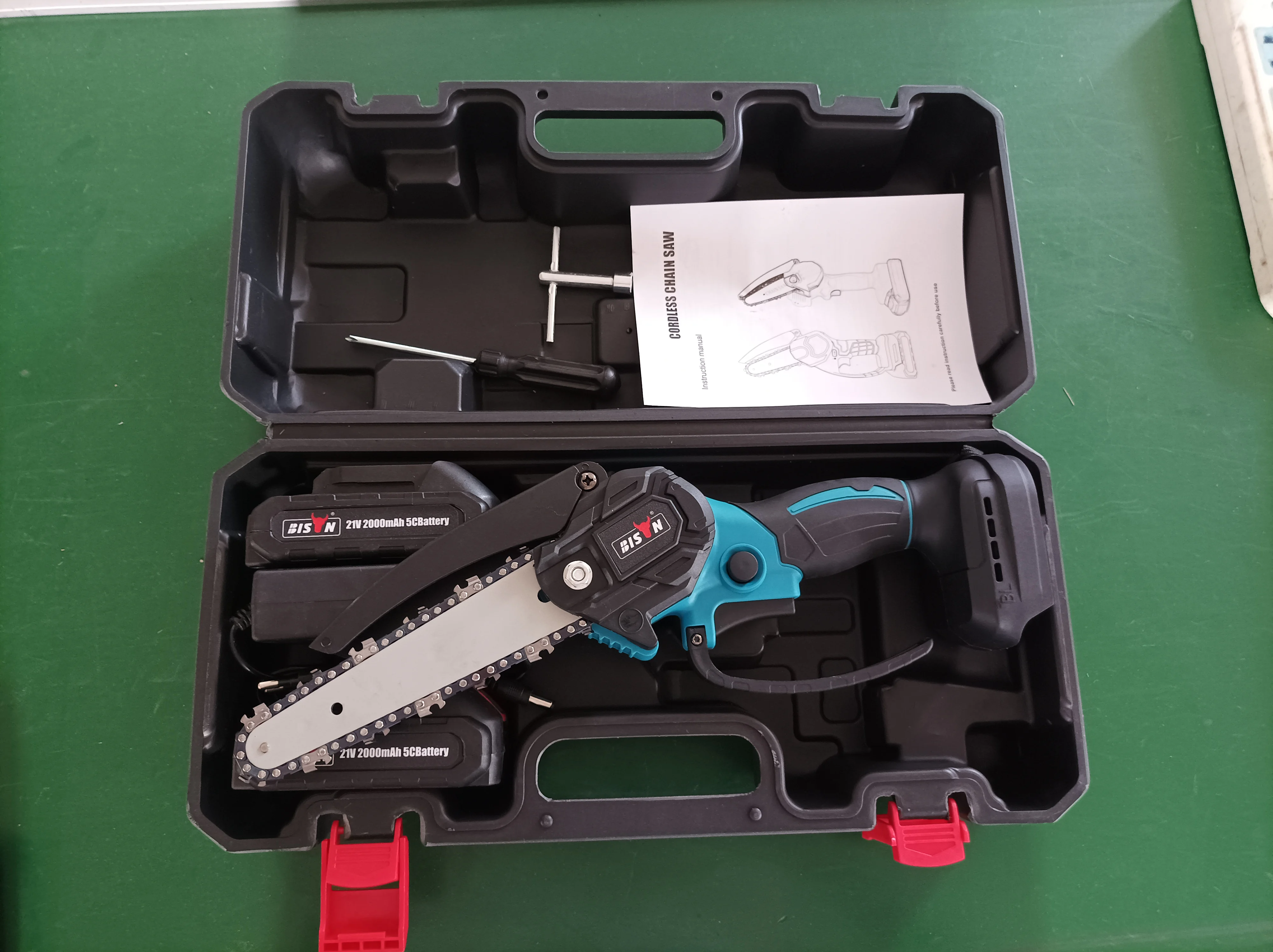 Factory 4 Inch 2 Rechargeable Lithium Battery Wood Cutter Chain Saw Brushless Mini Cordless Chainsaw