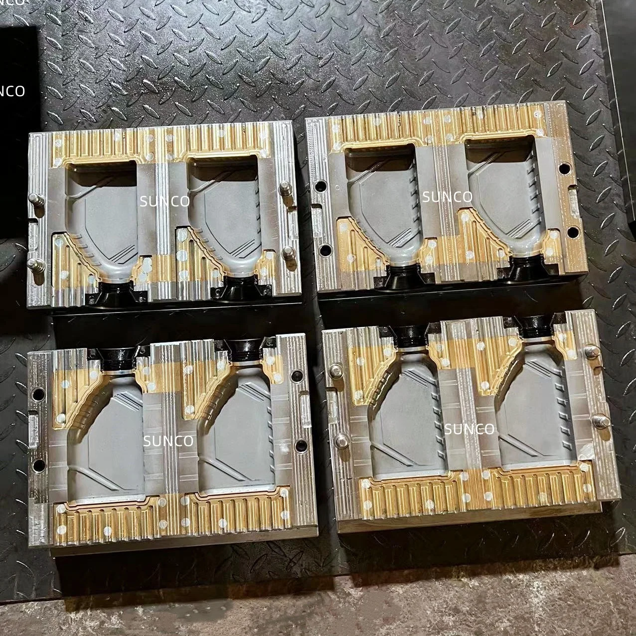 Extrusion Blow Molding Machine  Extrusion Die Mold Extrusion Blow Molding 4 Cavity