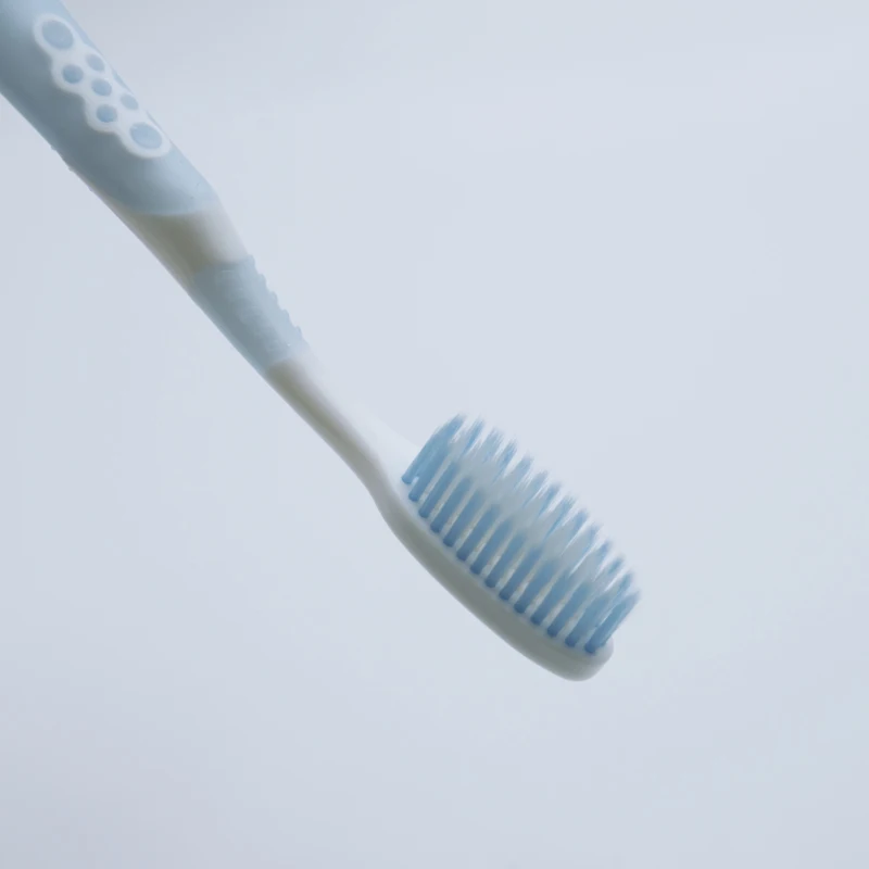 
The best-selling bright white toothbrush PP raw material handle toothbrush is suitable for hotels and families 