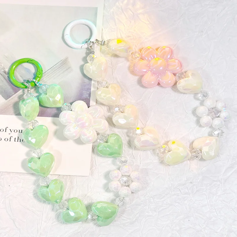 Женский брелок с акриловыми бусинами