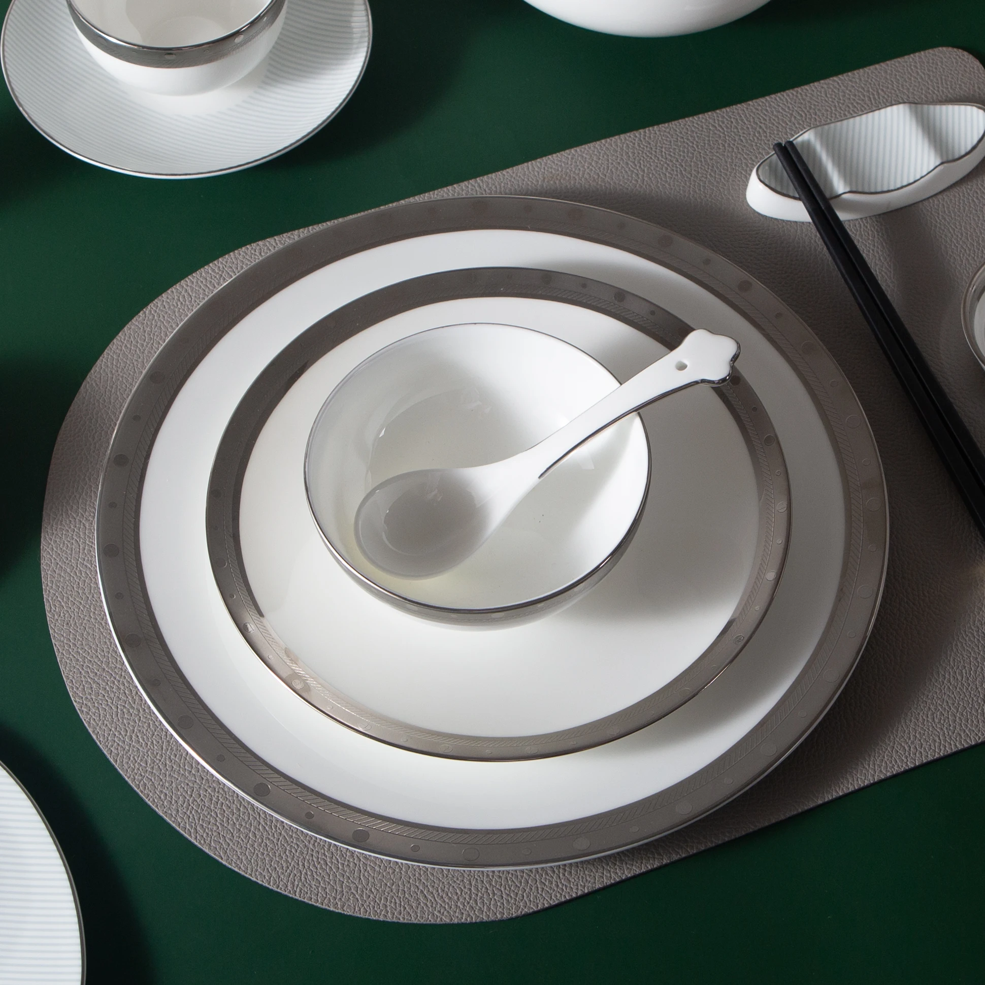 Набор посуды и тарелок, роскошная Серебряная керамическая тарелка, фарфоровая посуда, набор столовых приборов для отелей