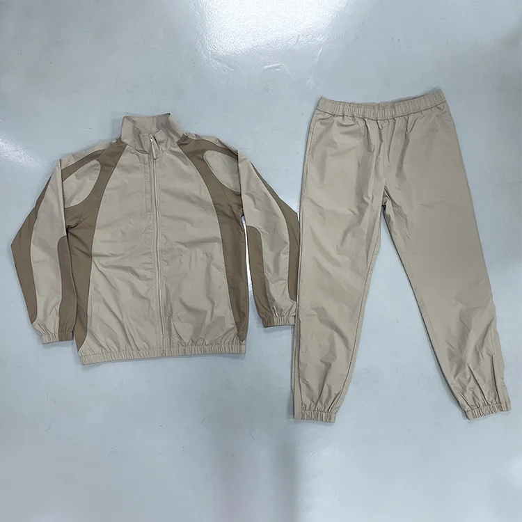 Спортивный костюм из двух частей с застежкой-молнией