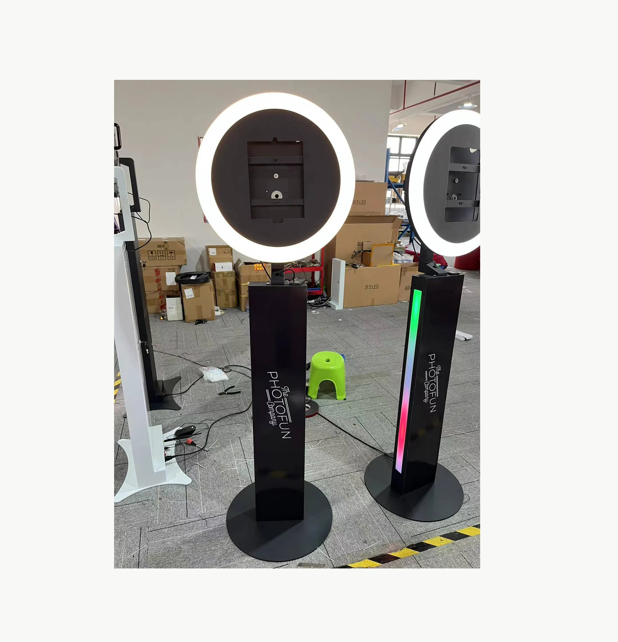 2024 Hot Sale Portable Selfie iPad Photo Booth with LCD Screen 11 Inch iPad Pro 110cm Vending Machines