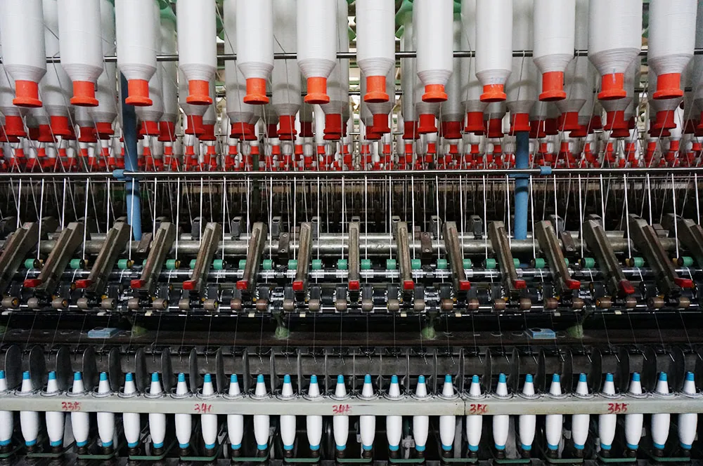 100% из полиэфирного волокна Yizheng для шитья полутусклые нитки 40/2