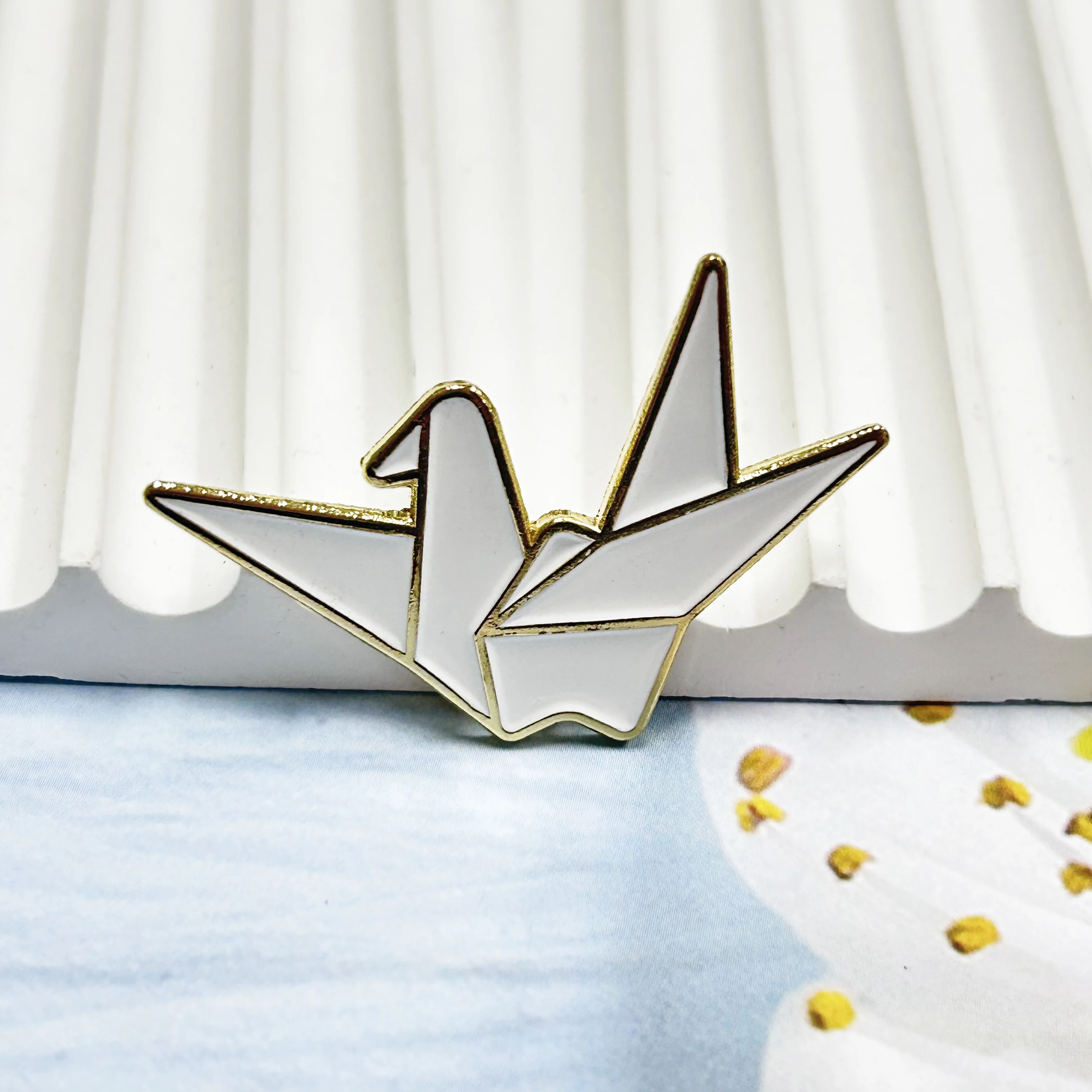 New design white thousand origami cranes shape custom haute solid colour gold plated enamel pin