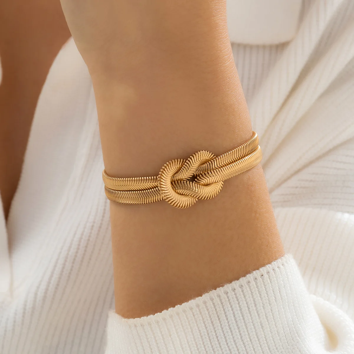Fashion unique niche design alloy gold plating sense winding snake bone chain bracelet simple buckle knotted jewelry bracelet