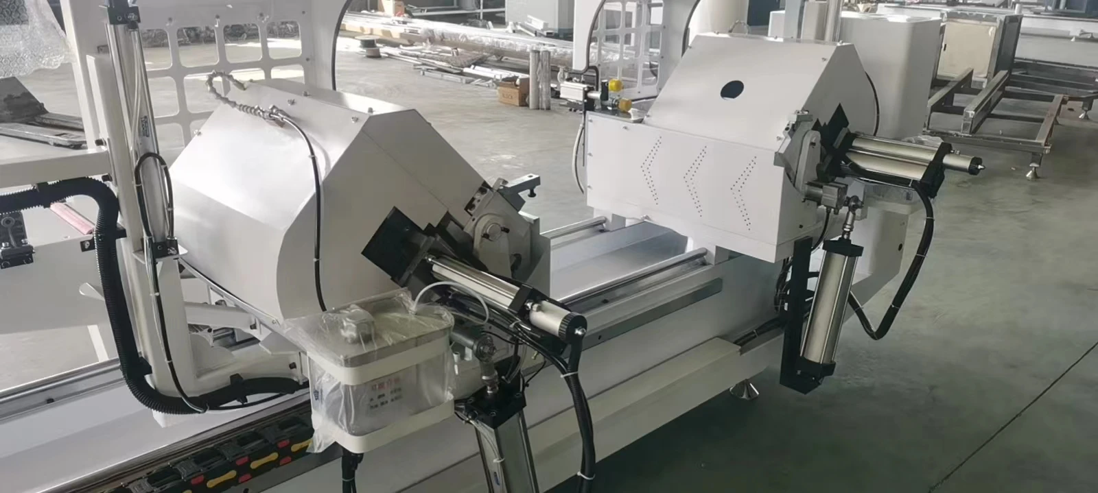 Window and Door Processing CNC Double Head Miter Saw Automatic 90 45 135 Degree Aluminum Profile Cutting Machine